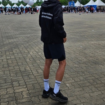 [KREAM 단독] runwhither Windbreaker Jacket Black 착용 스타일