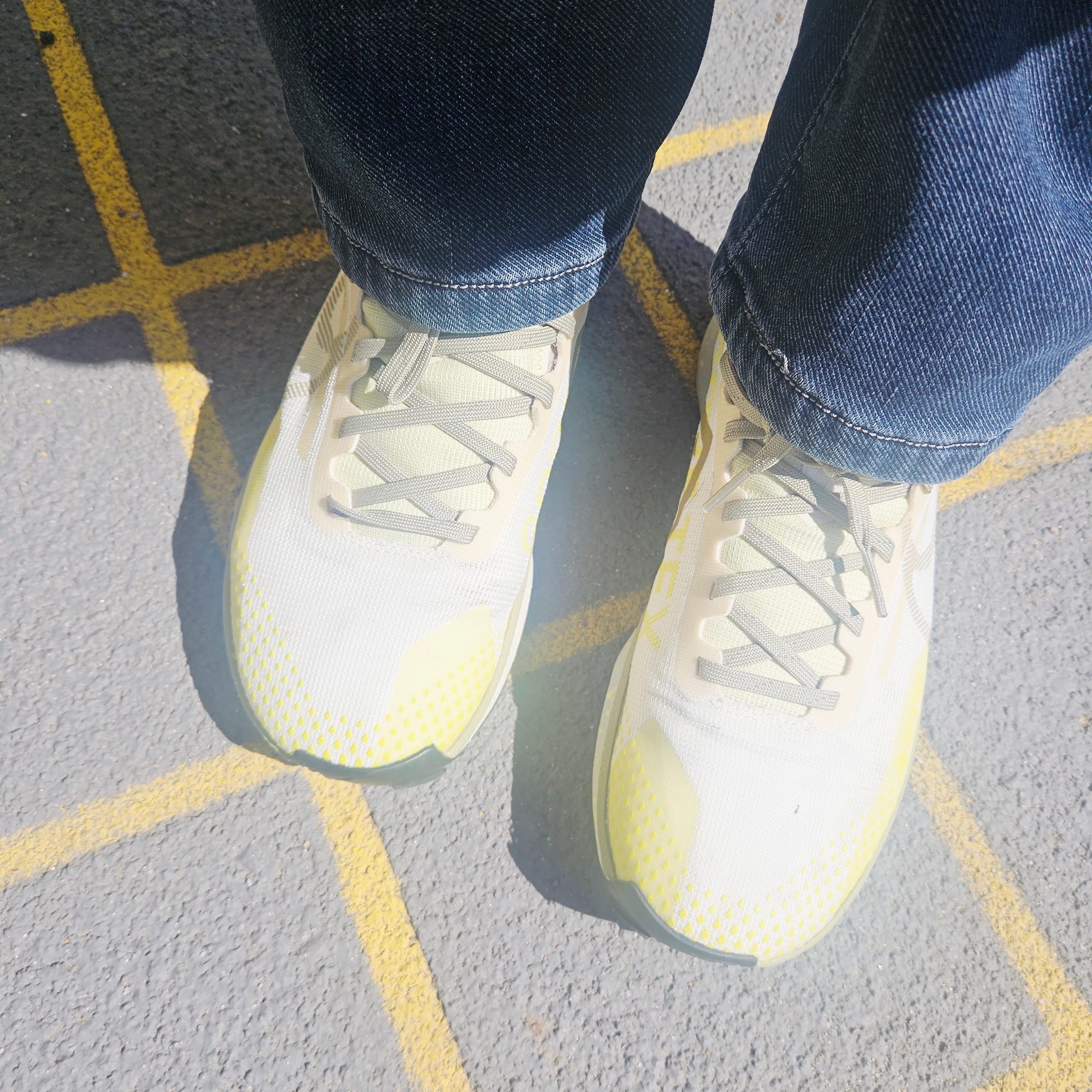 (W) Nike React Pegasus Trail 4 Gore-Tex Pale Ivory Luminous Green 착용 스타일 - 2