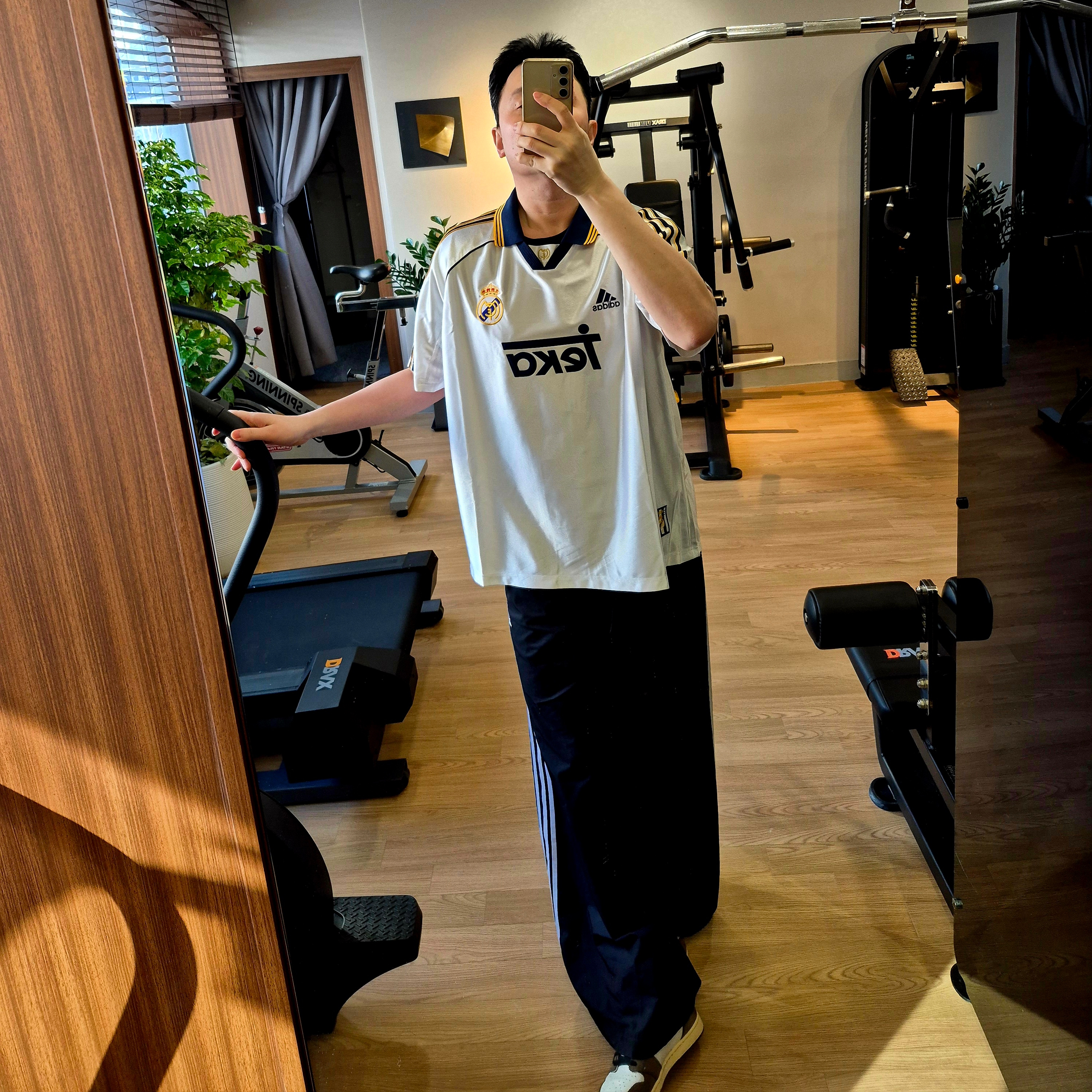 Adidas Real Madrid 99/00 Home Jersey White - KR Sizing (Non Marking Ver.), Jordan 1 x Travis Scott Retro High OG SP Mocha 착용 스타일