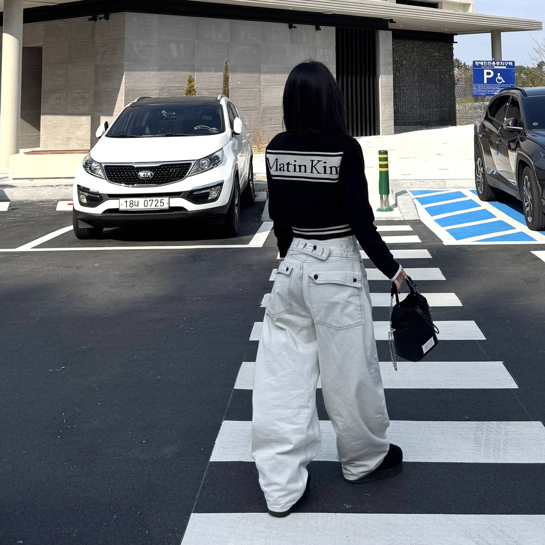Matin Kim Spell Point Stripe Knit Cardigan Black, Maison Margiela 5AC Bucket Bag Black 착용 스타일 - 1