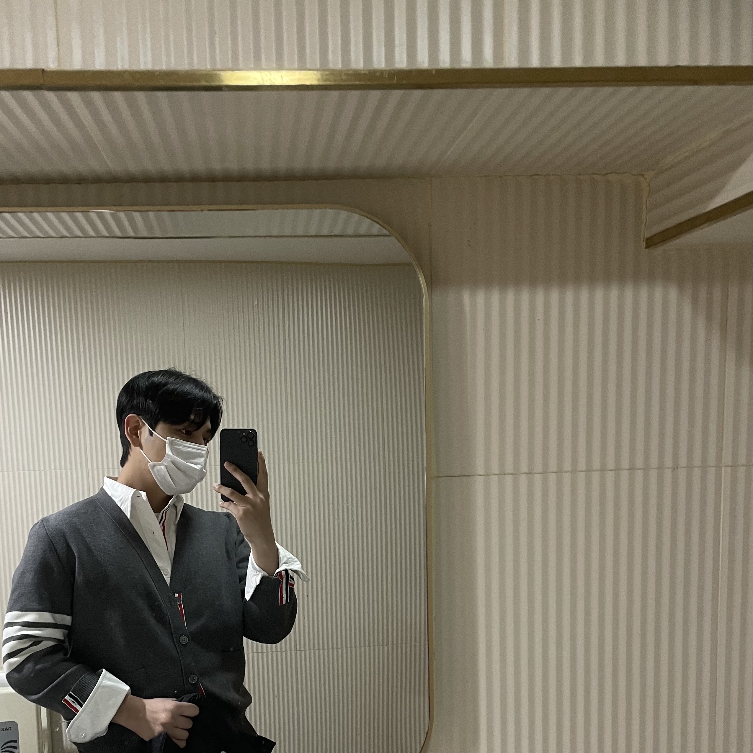 Thom Browne Milano Stitch 4-Bar Cardigan Medium Grey, Thom Browne Oxford Classic Grosgrain Placket Shirt White 착용 스타일