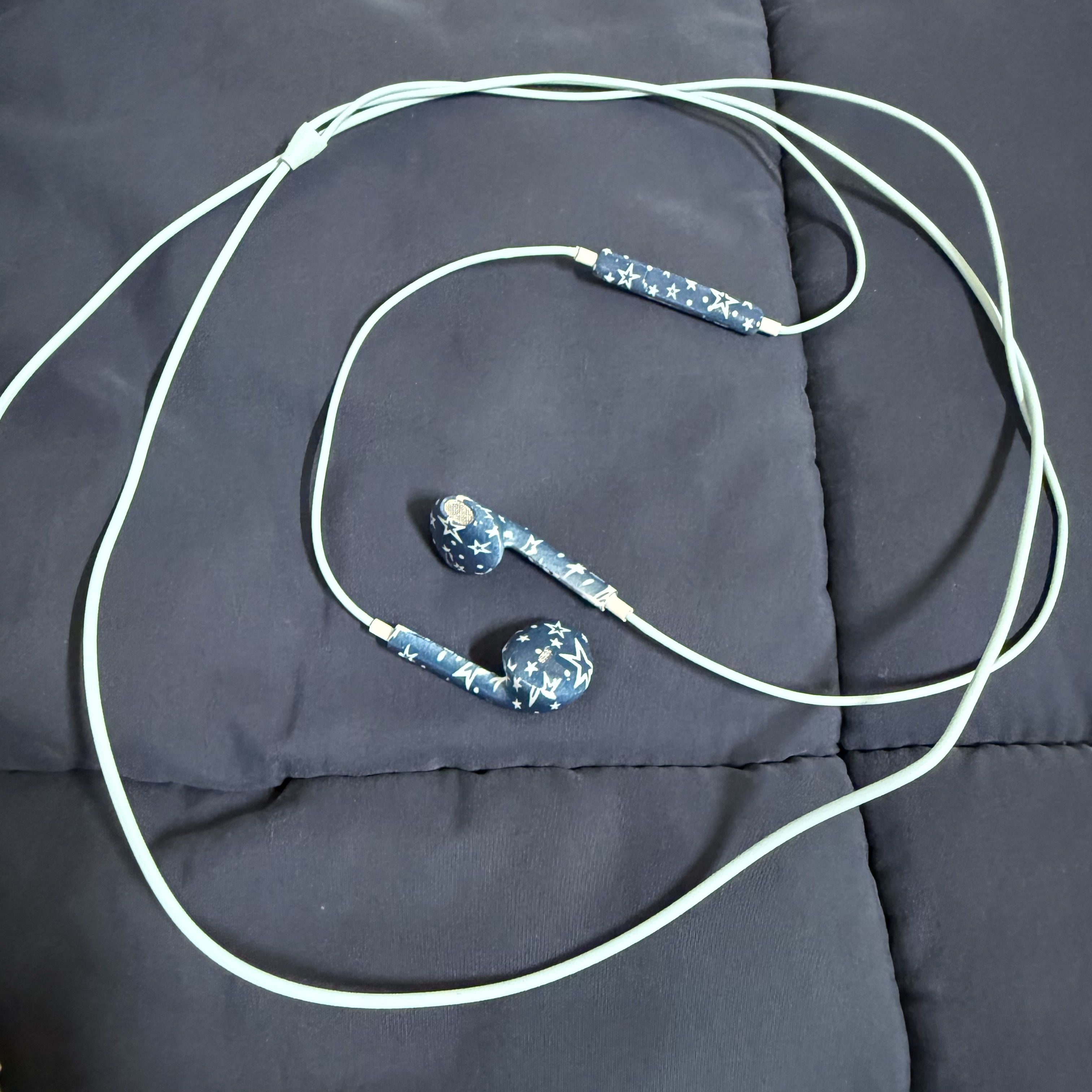[KREAM 단독] CAVISH x Kyurin Star Wired Earphones (USB-C) Navy 착용 스타일