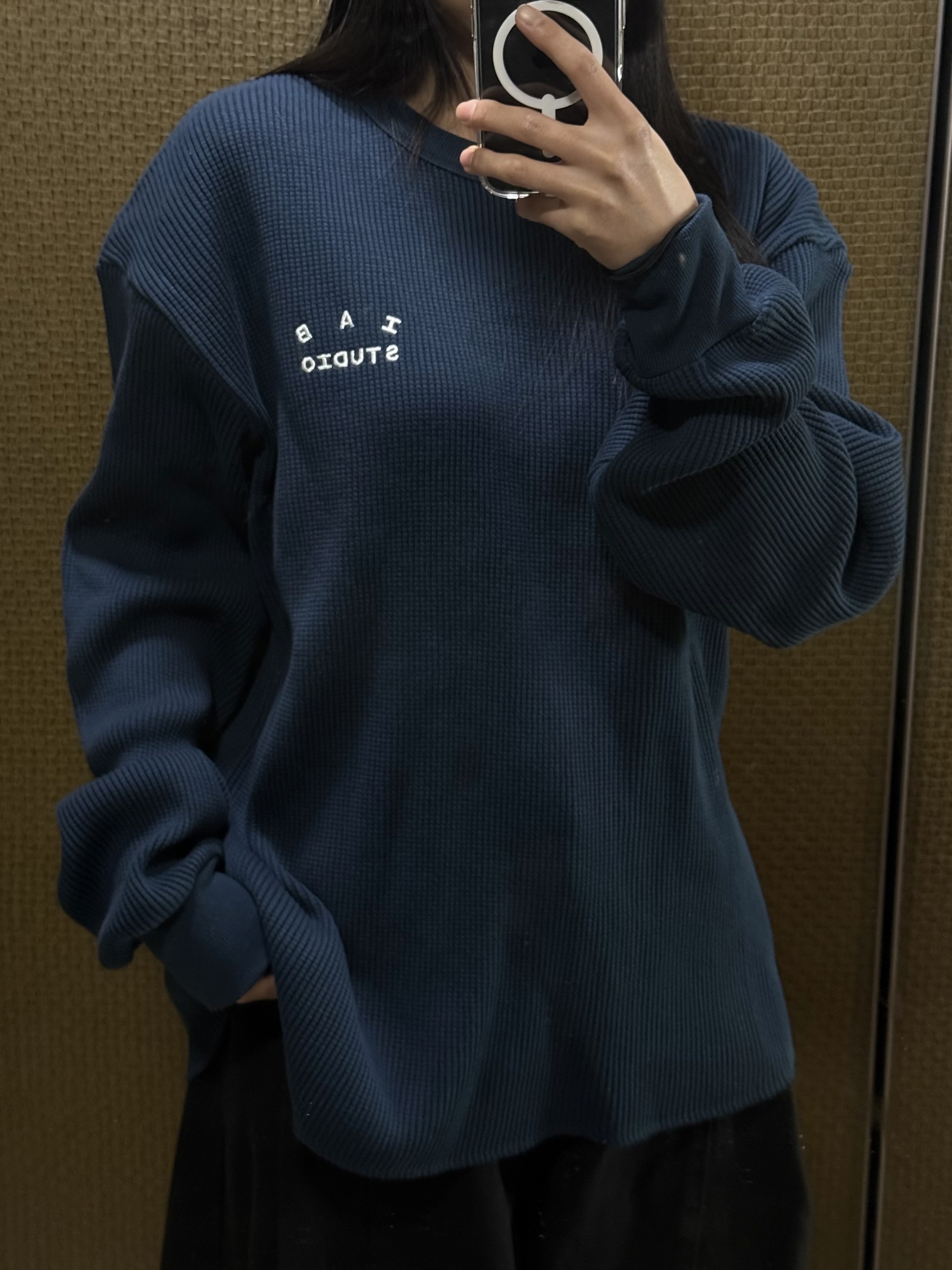 IAB Studio IAB Waffle Long Sleeve Navy 착용 스타일 - 1