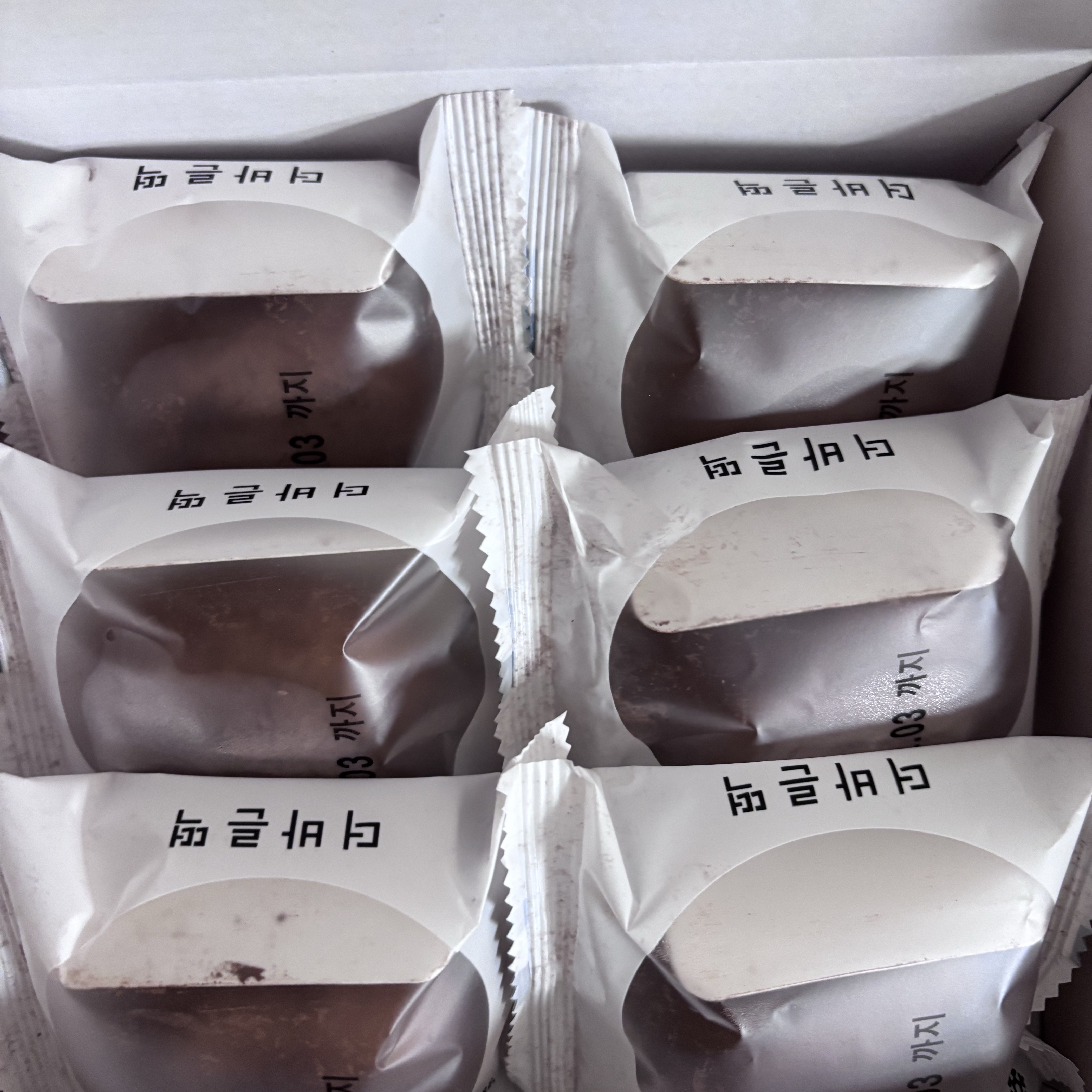 THE BAREUN TTEOK Double Chocolate Fudge Cream Tteok (60g *6EA) 1Box 착용 스타일 - 2