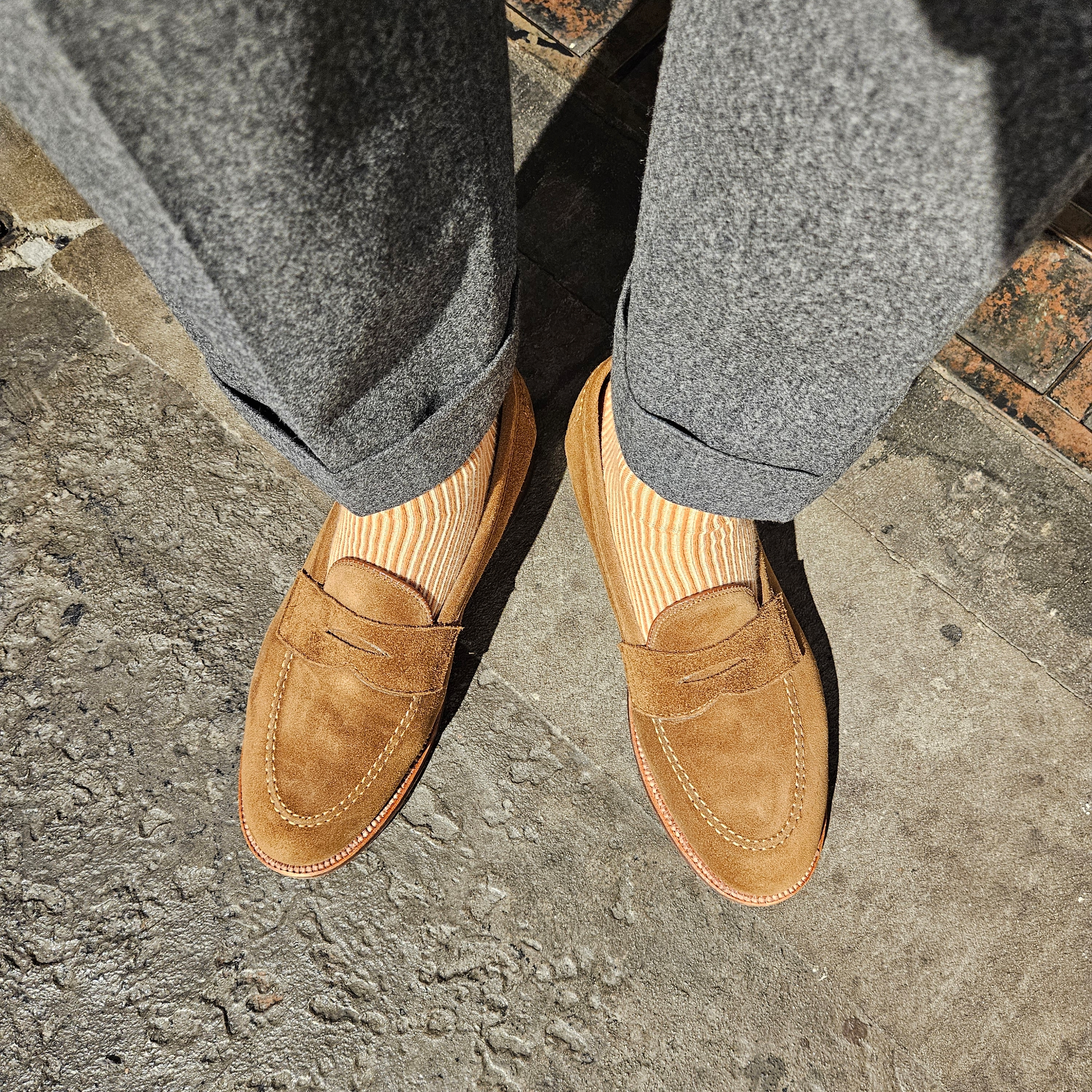 Drake's Paisley Print Silk Self Tipped Tie Red, Alden 6243 Suede Unlined Flex Penny Loafer Snuff - D 착용 스타일 - 3