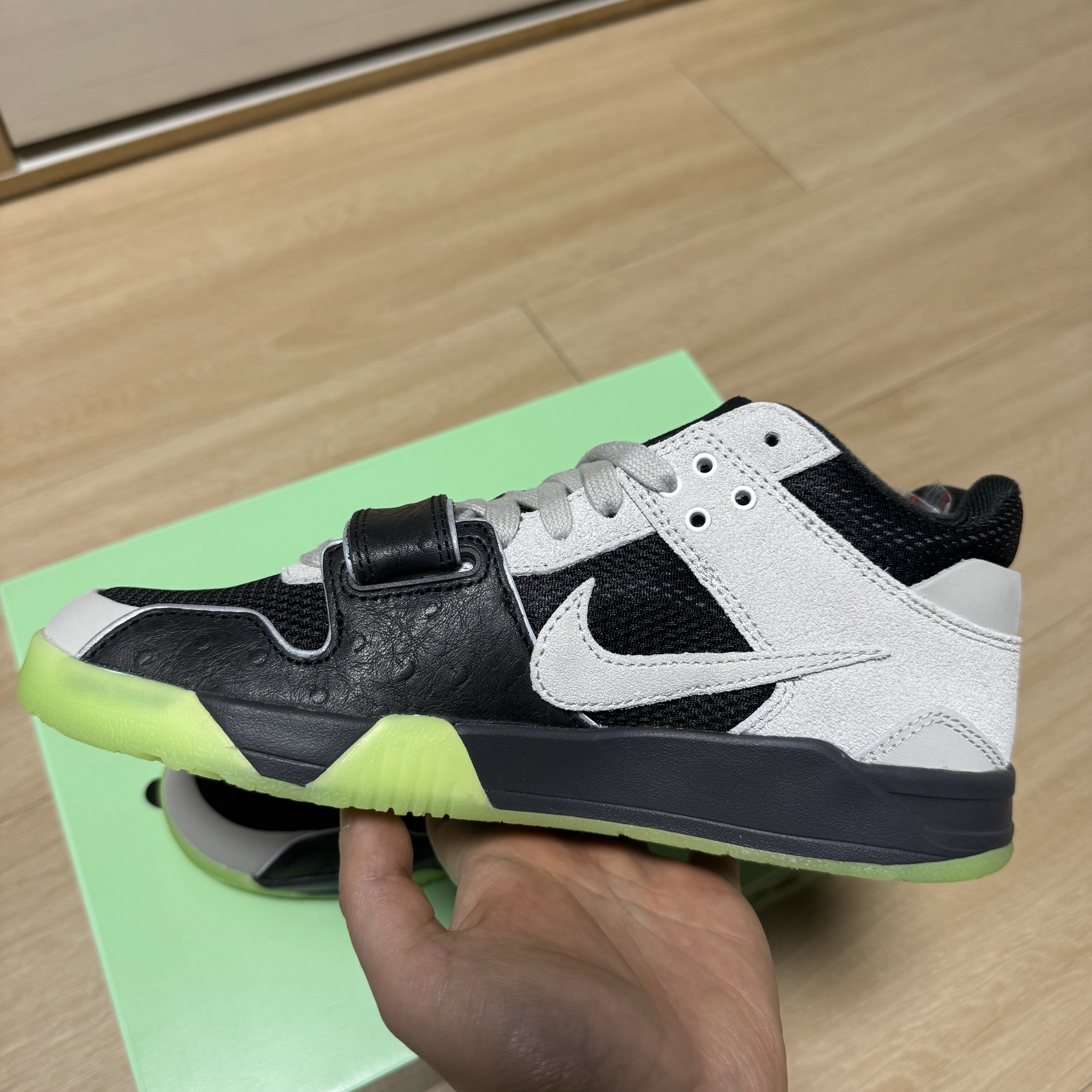 Jordan x Travis Scott x Chase B Jumpman Jack TR Black Night Silver 착용 스타일 - 4
