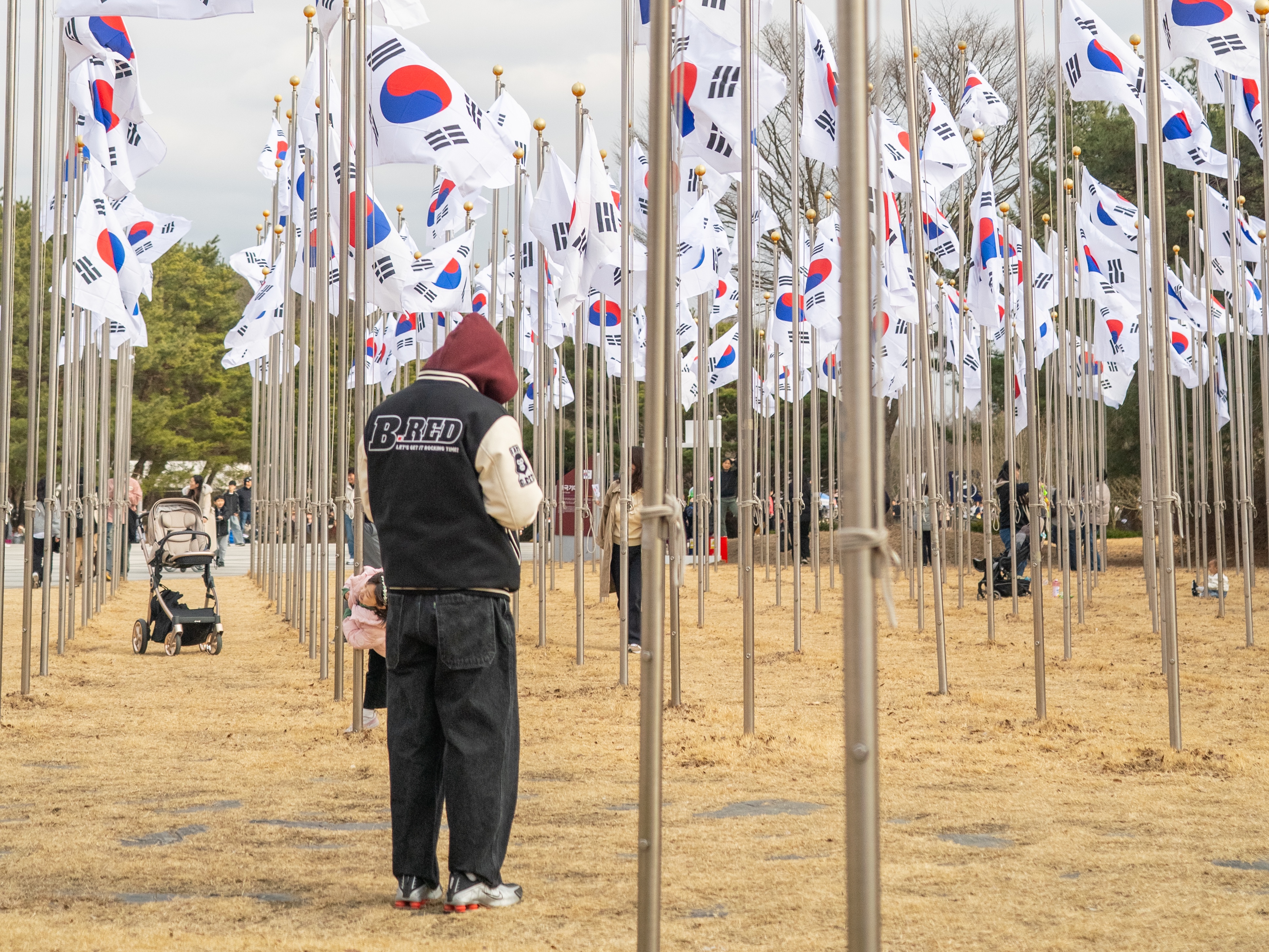 Fujifilm X100VI Silver (Korean Ver.), Nike Shox R4 Metallic Silver Red 착용 스타일 - 2