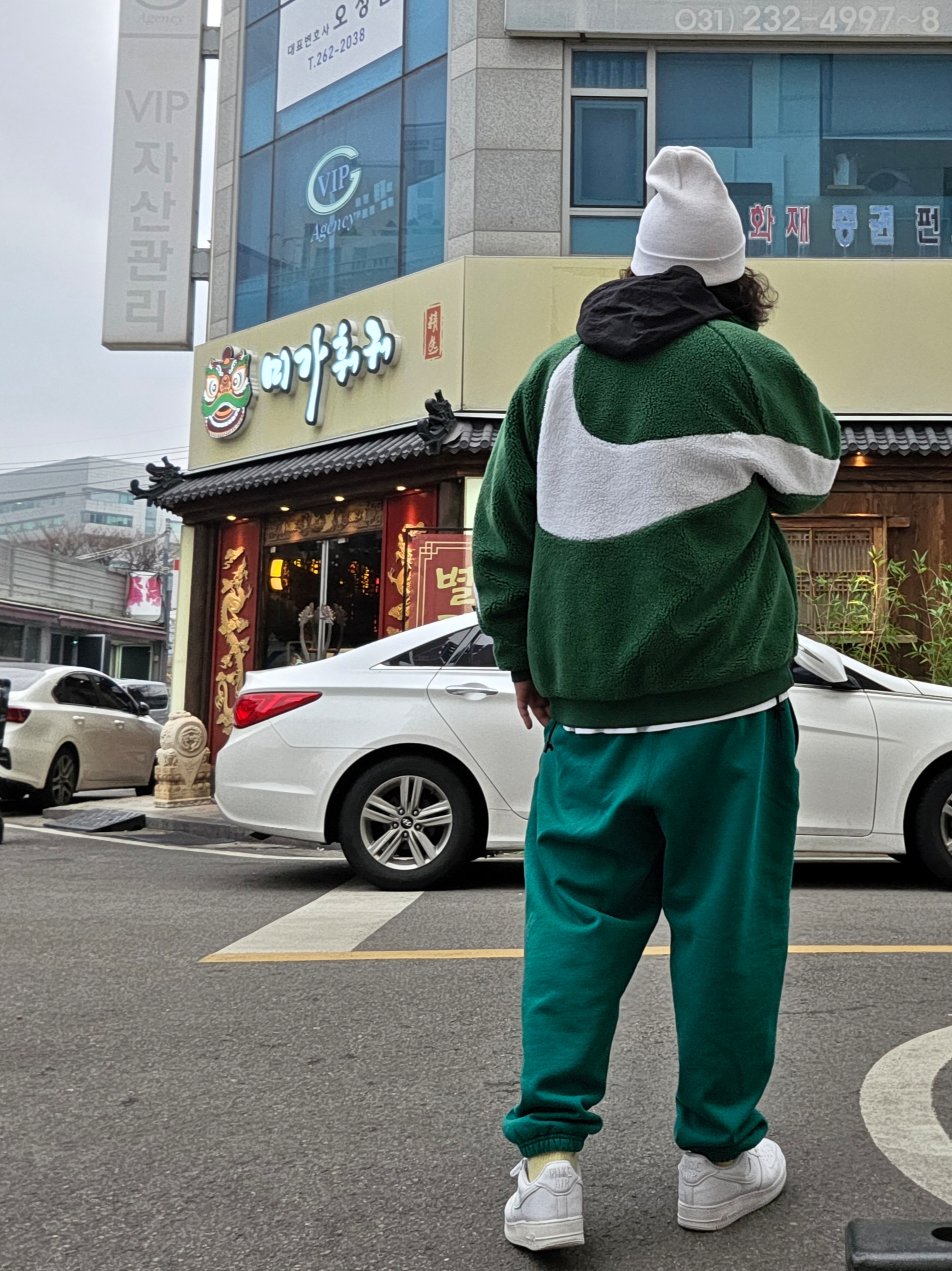 Nike NSW Utility Futura Beanie White, Nike Big Swoosh Full Zip Jacket Gorge Green White 착용 스타일 - 3