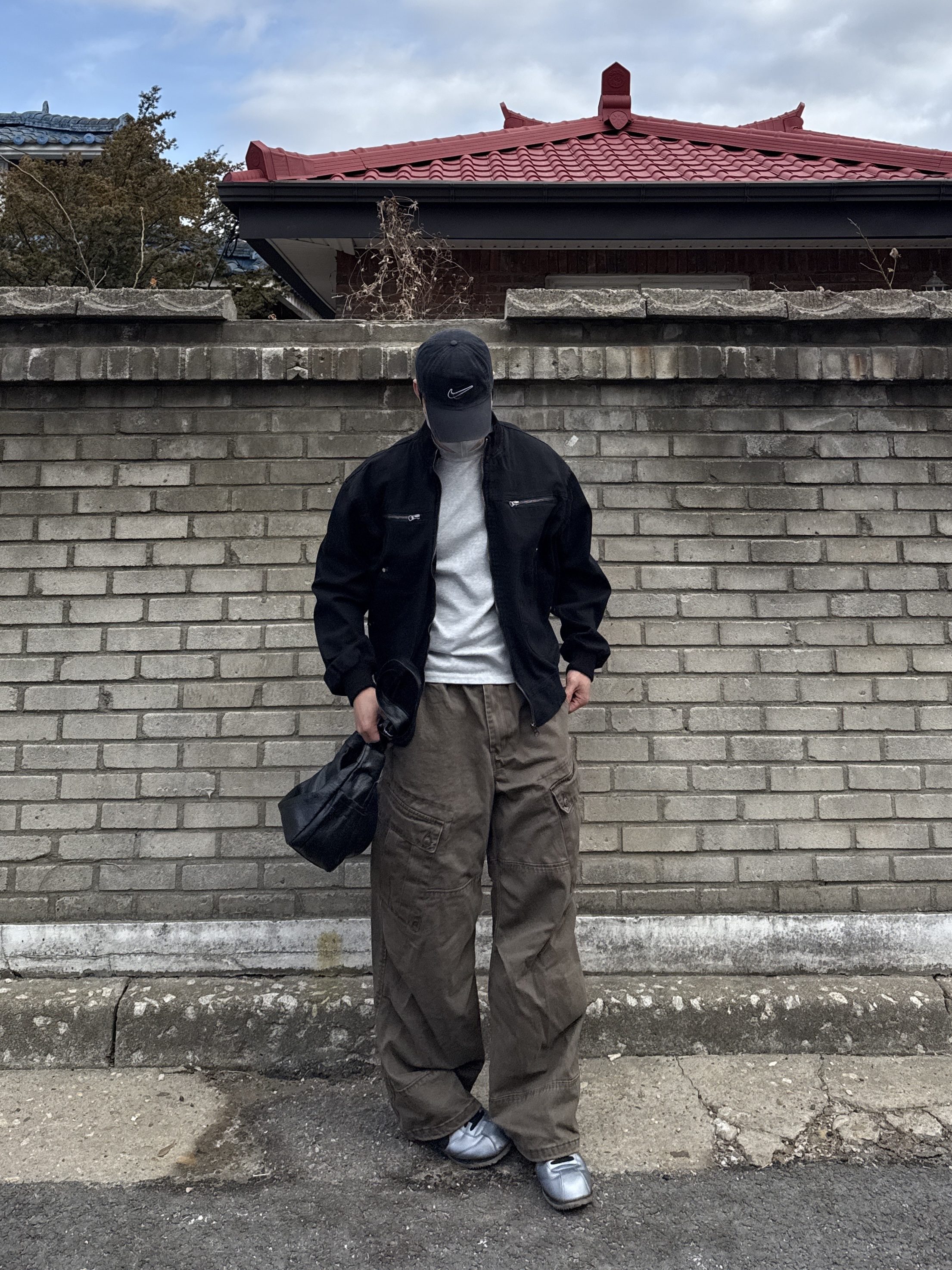 Nike Cortez Leather SE Metallic Cool Grey Black, Nike Dri-Fit Club Structured Swoosh Cap Black 착용 스타일 - 1