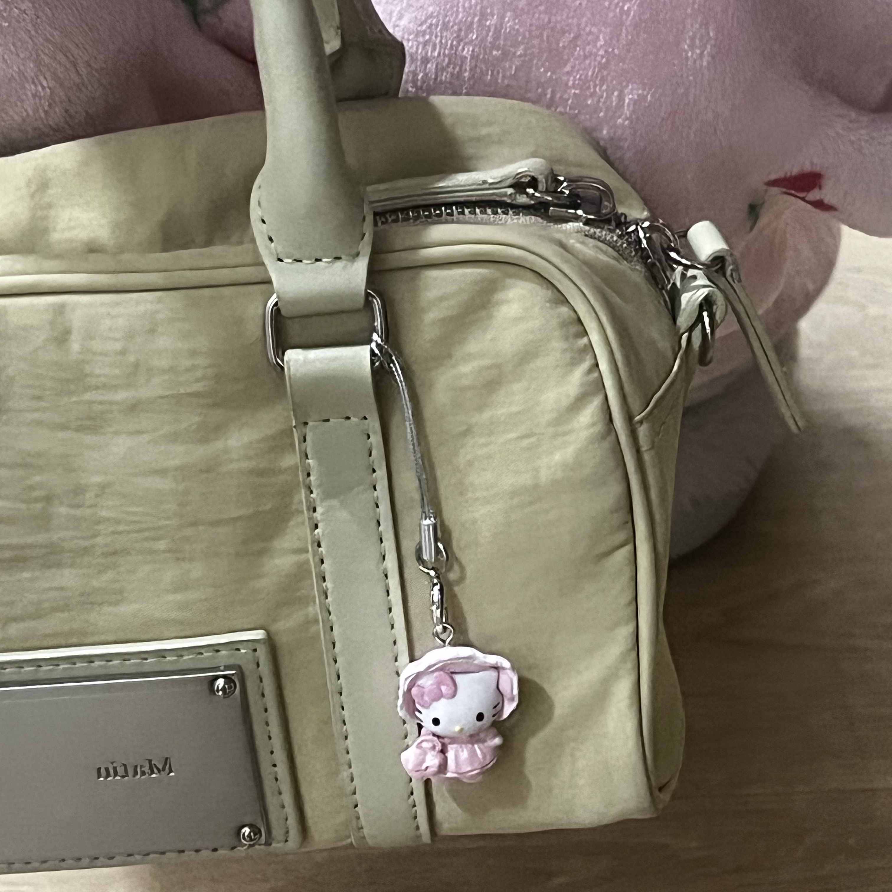 Matin Kim Baby Sporty Tote Bag Beige 착용 스타일 - 1