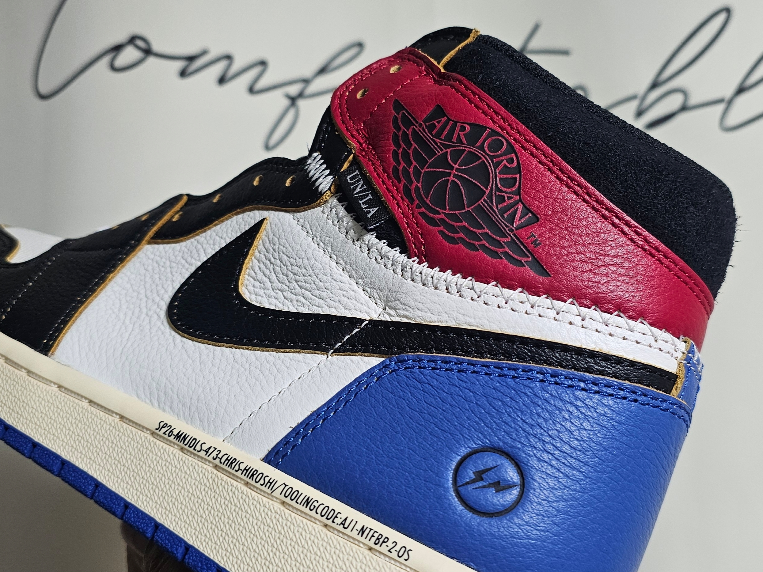 Jordan 1 x Fragment x Union LA Black and Varsity Red 착용 스타일 - 2