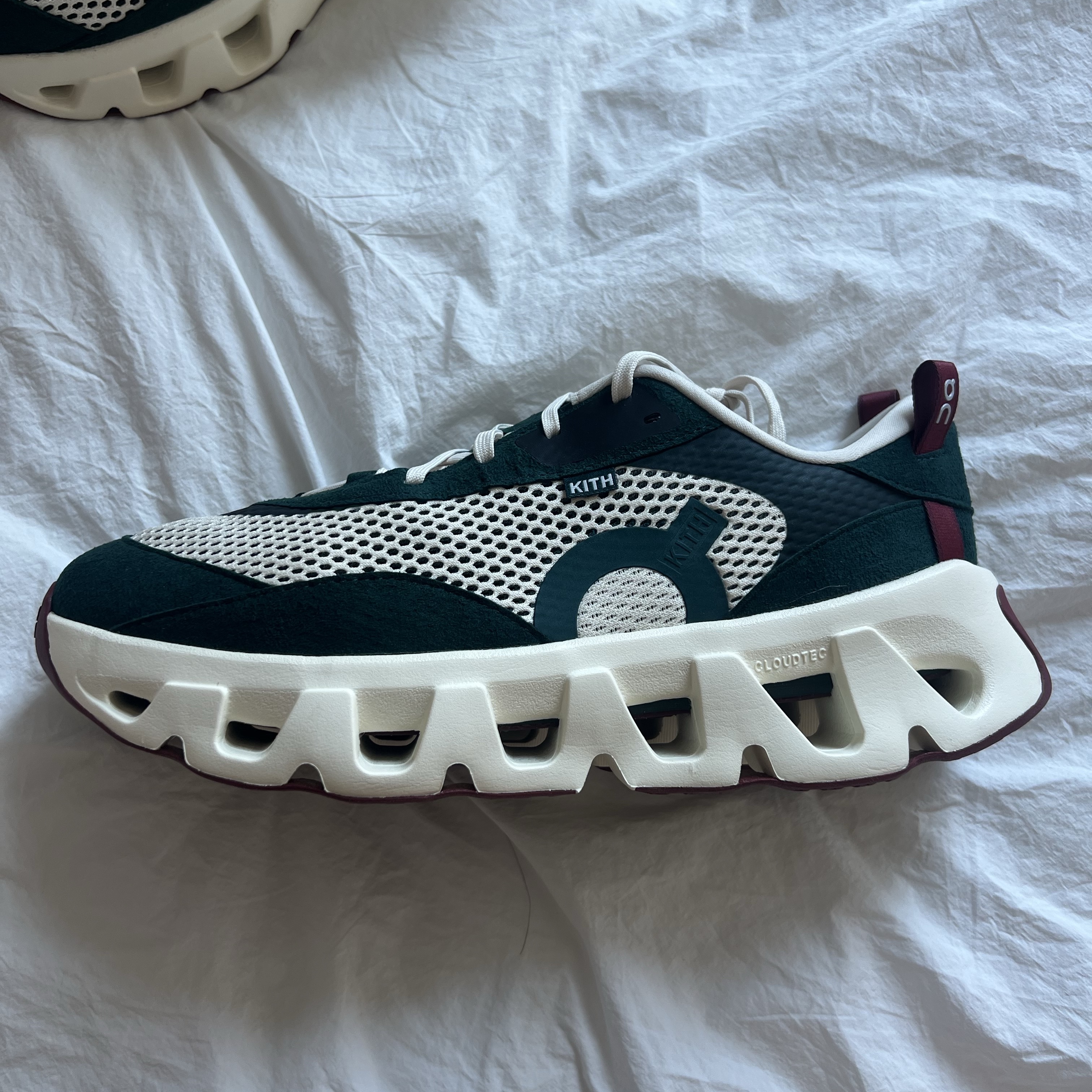 On Running x Kith K-Tech 2 Spirulina Barley 착용 스타일 - 4