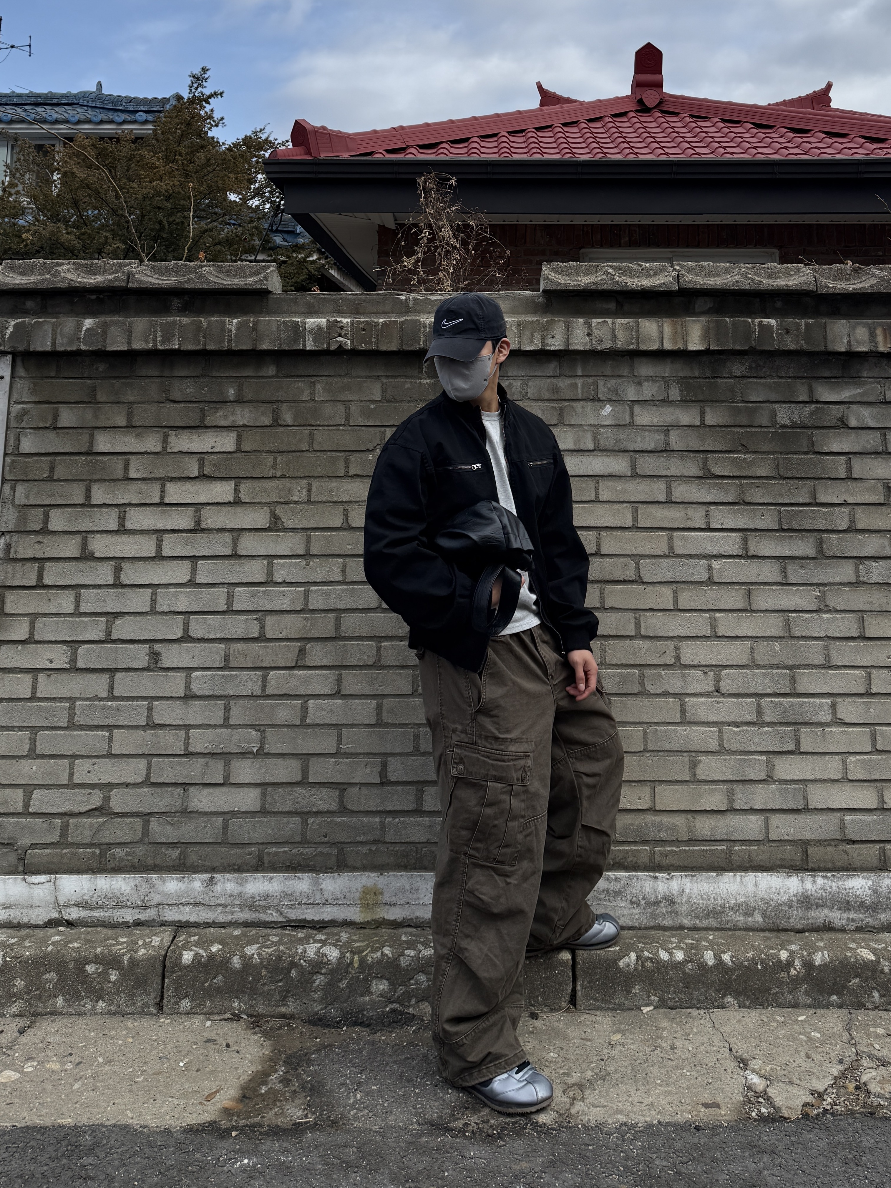 Nike Cortez Leather SE Metallic Cool Grey Black, Nike Dri-Fit Club Structured Swoosh Cap Black 착용 스타일 - 2