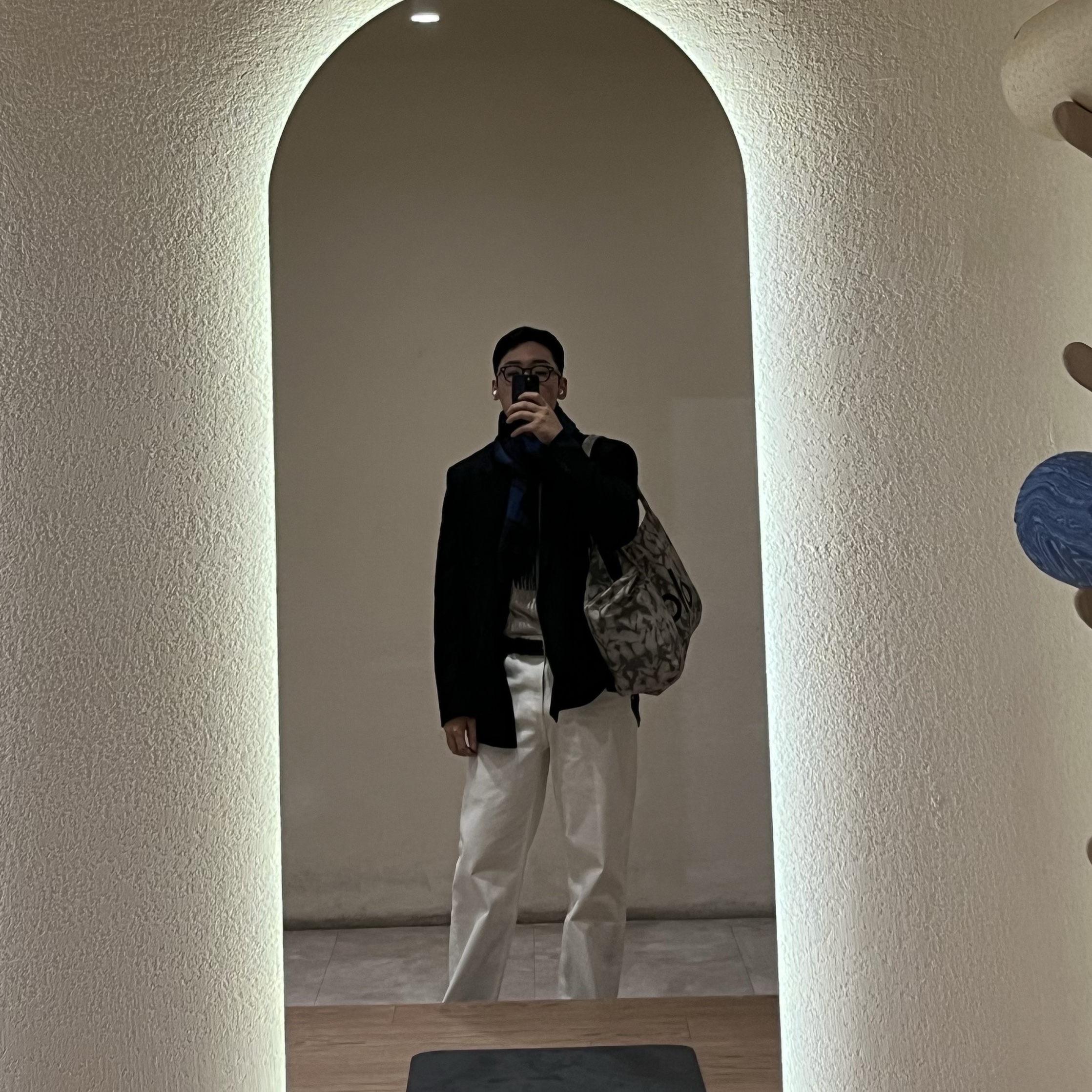 Alo Yoga Iconic Shopper Tote Bag Grey Tiedye 착용 스타일