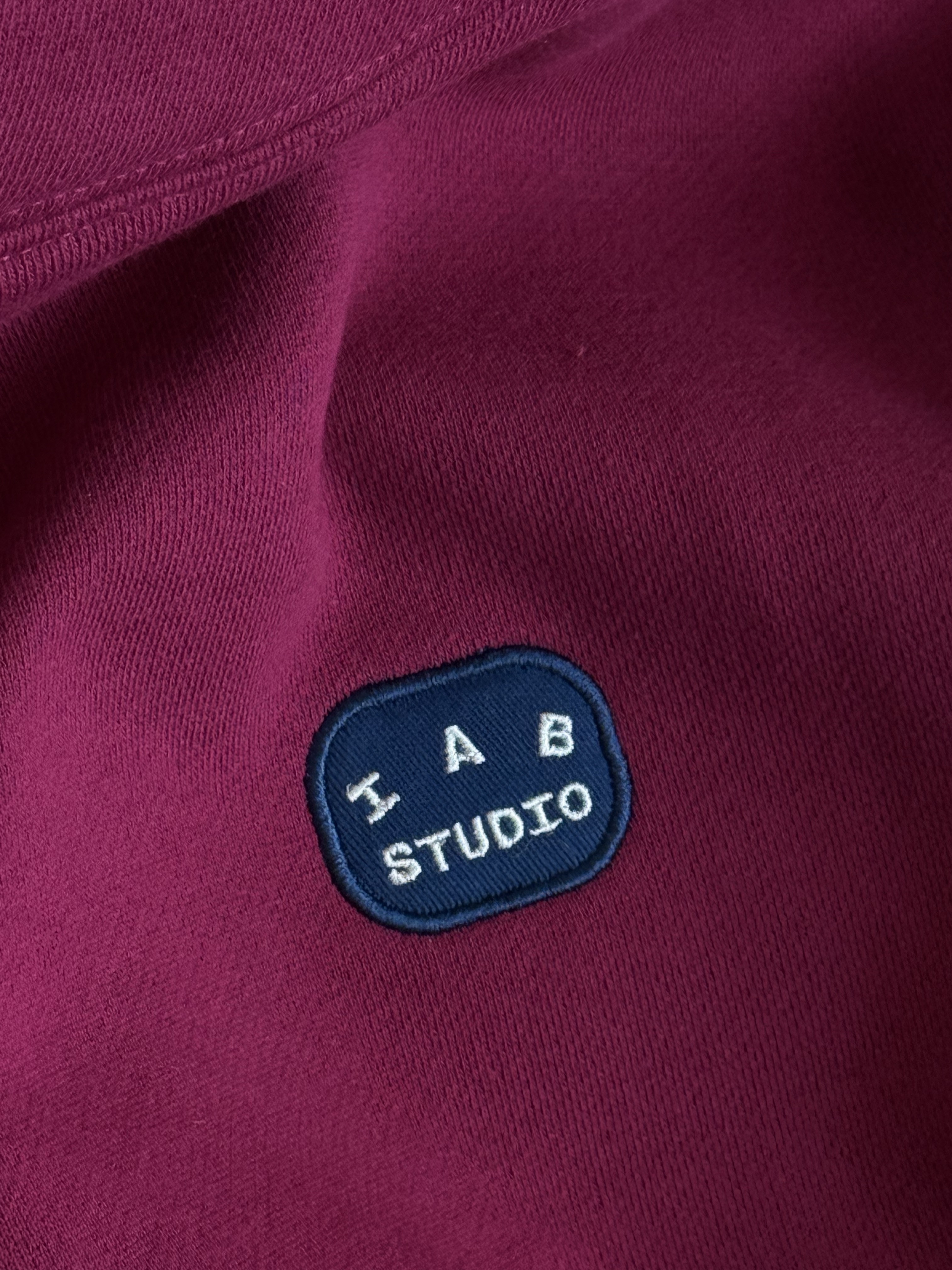 IAB Studio IAB Patch Hoodie Magenta 착용 스타일 - 1