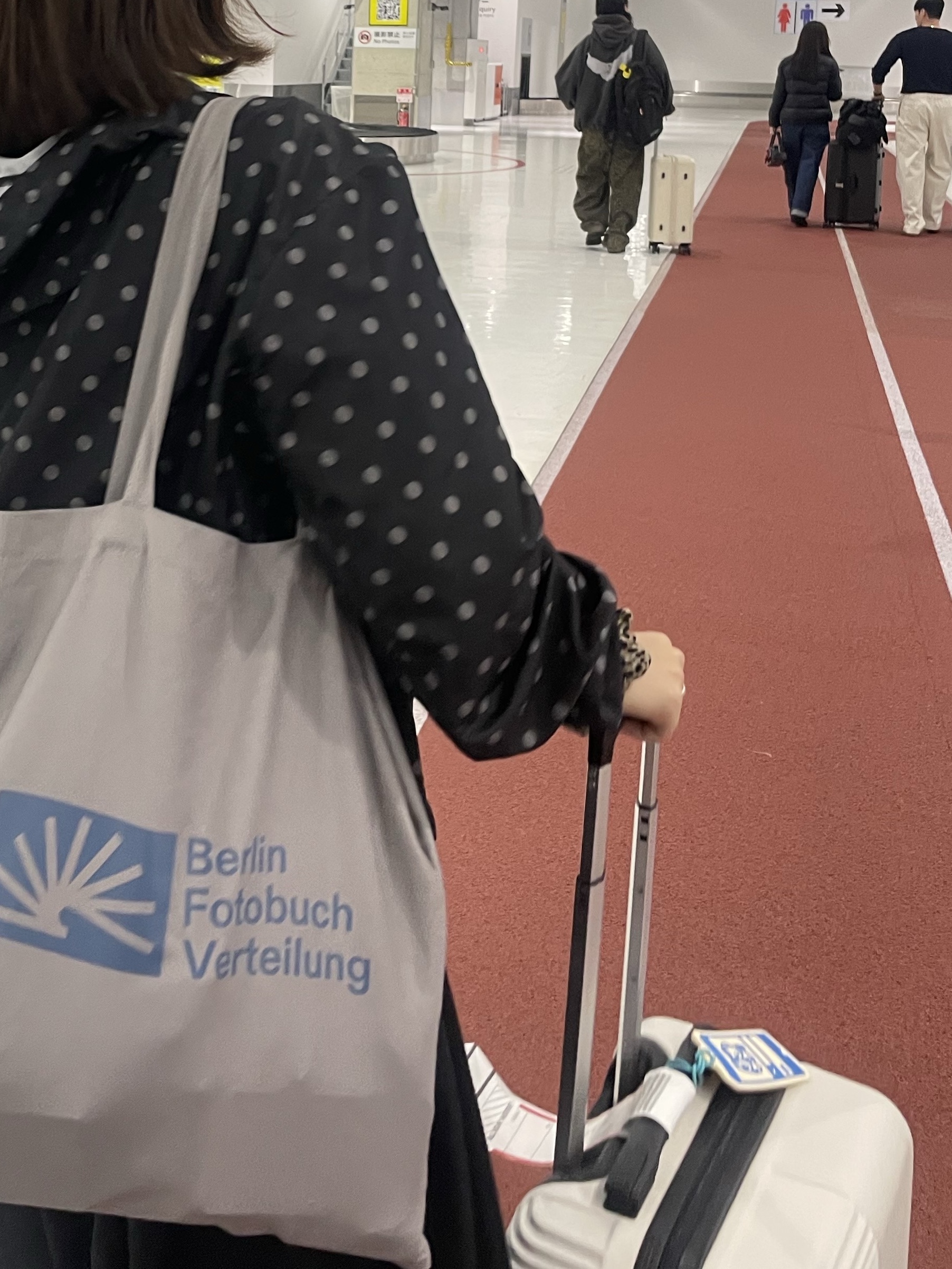 Berlin Photobook Distribution 002 Bag Grey 착용 스타일 - 2