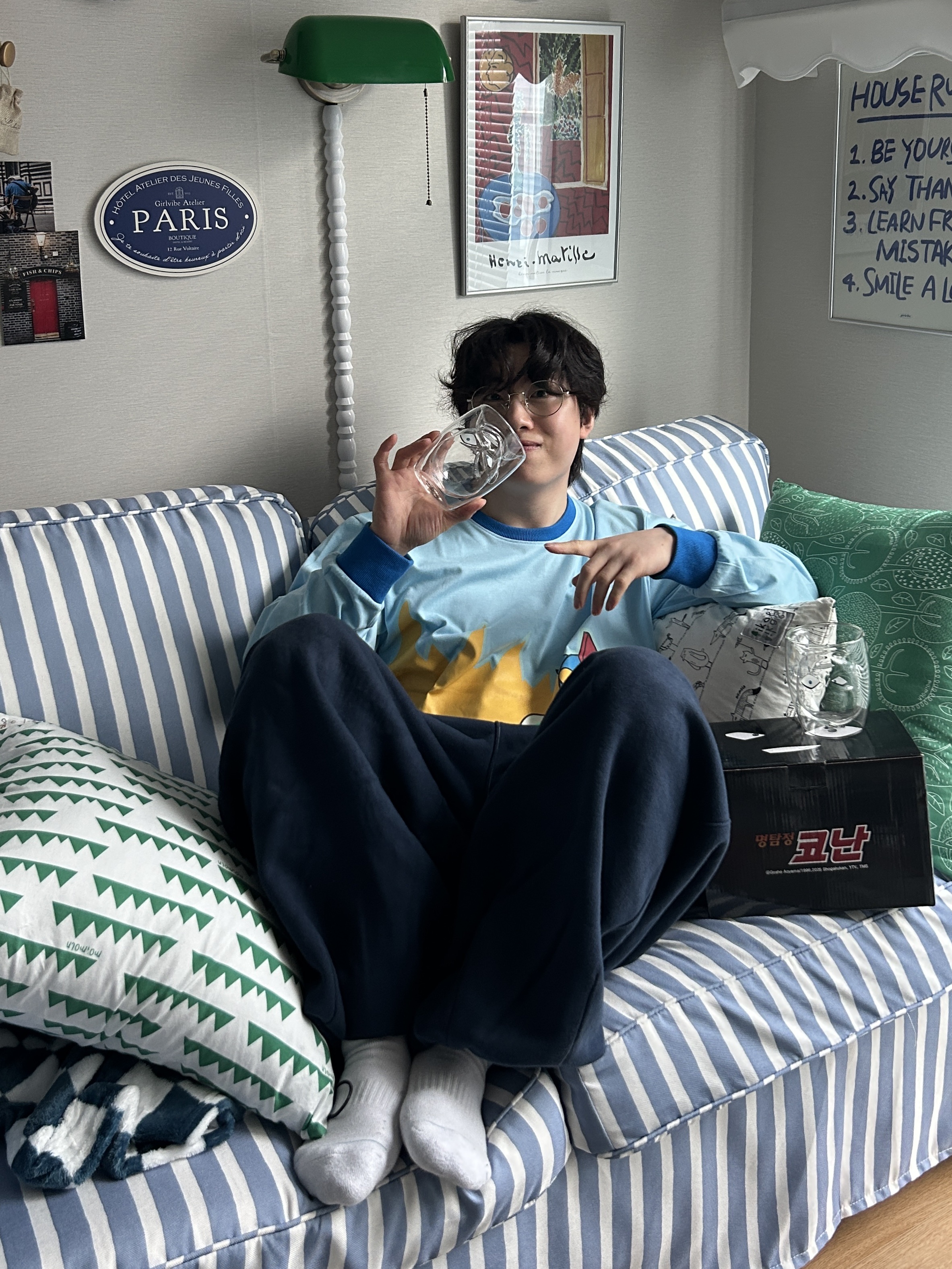 DANCOMMA × Detective Conan Culprit Face Glass Cup Set, DANCOMMA x Crayon Shin Chan Action Beam!! Luminous Long Sleeve Tee Sky blue 착용 스타일 - 3