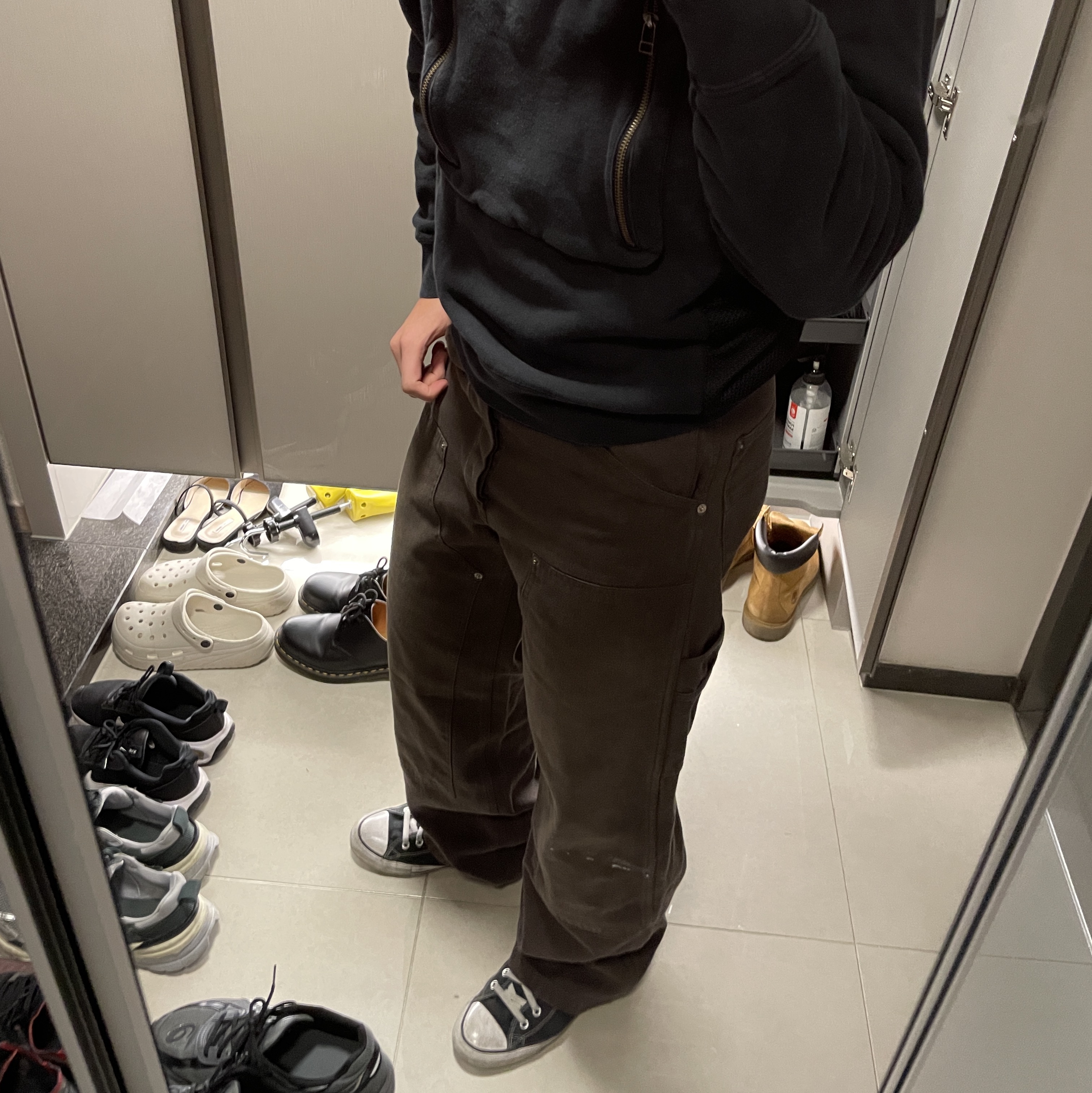 Farfromwhat Far Aged Brown Carpenter Pants 착용 스타일 - 1