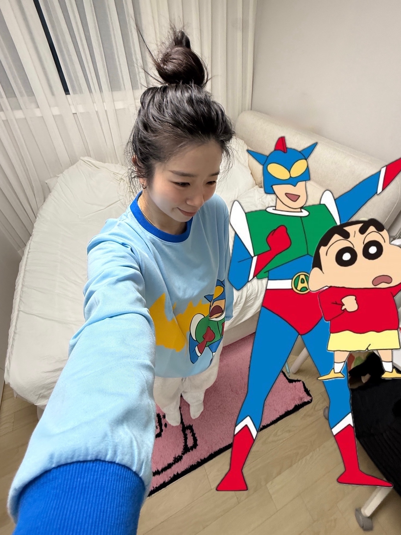 DANCOMMA x Crayon Shin Chan Action Beam!! Luminous Long Sleeve Tee Sky blue 착용 스타일 - 5