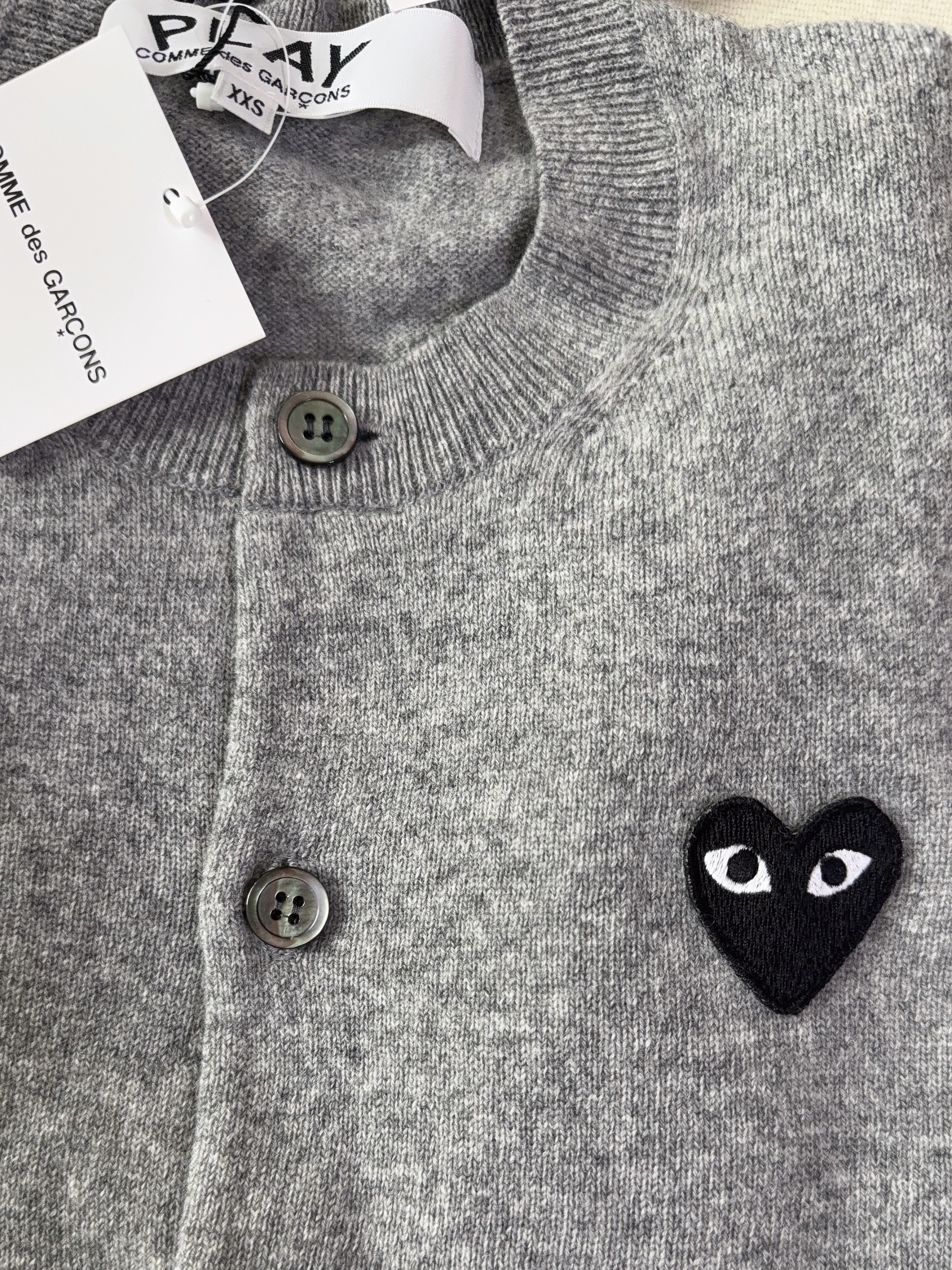 Play Comme des Garcons Black Heart Knit Cardigan Grey 착용 스타일 - 2