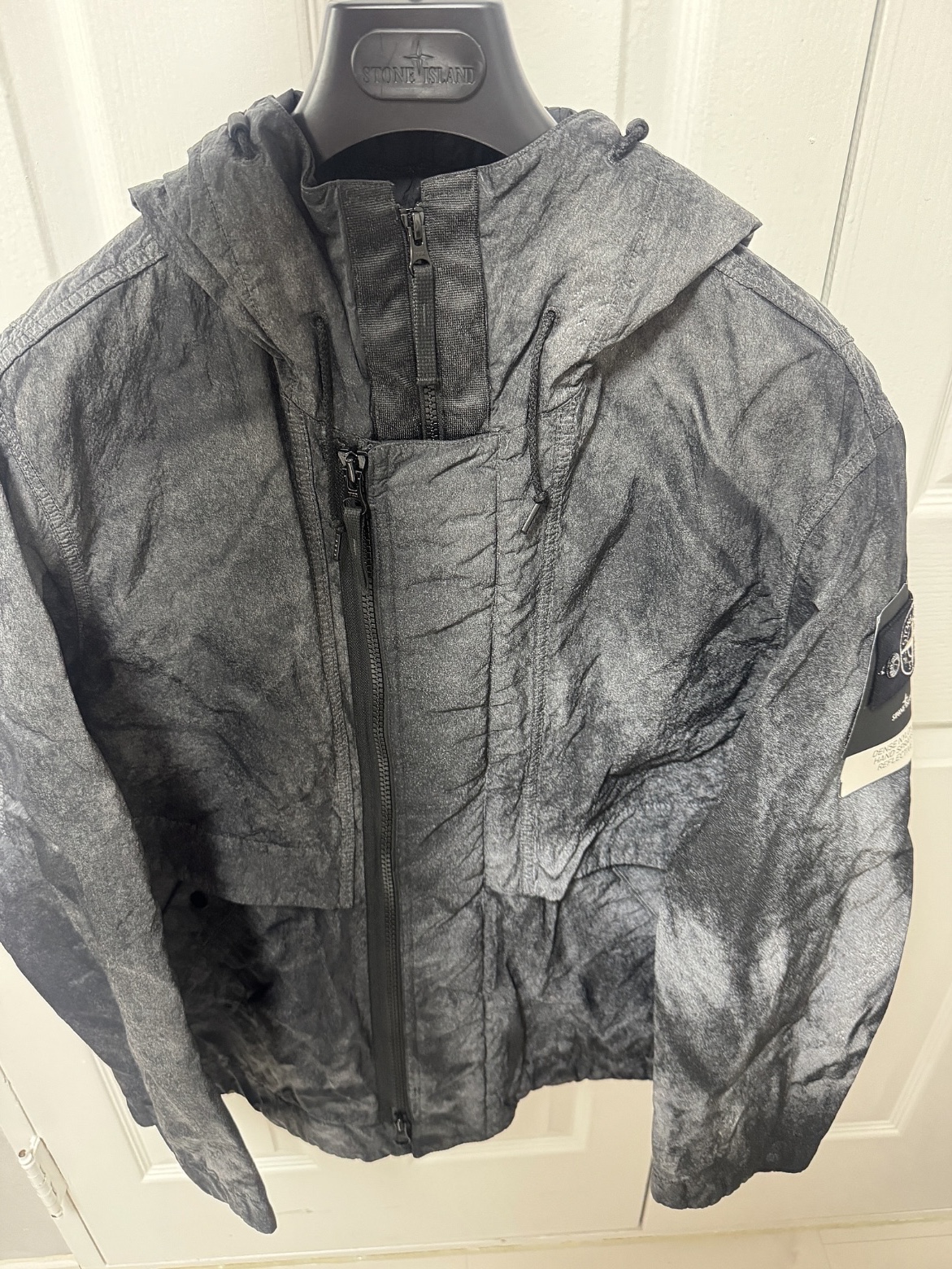 Stone Island 4100072 Dense Nylon-TC Hand Sprayed Reflective Hoode Jacket with Ant Drop Black - 26SS 착용 스타일 - 3