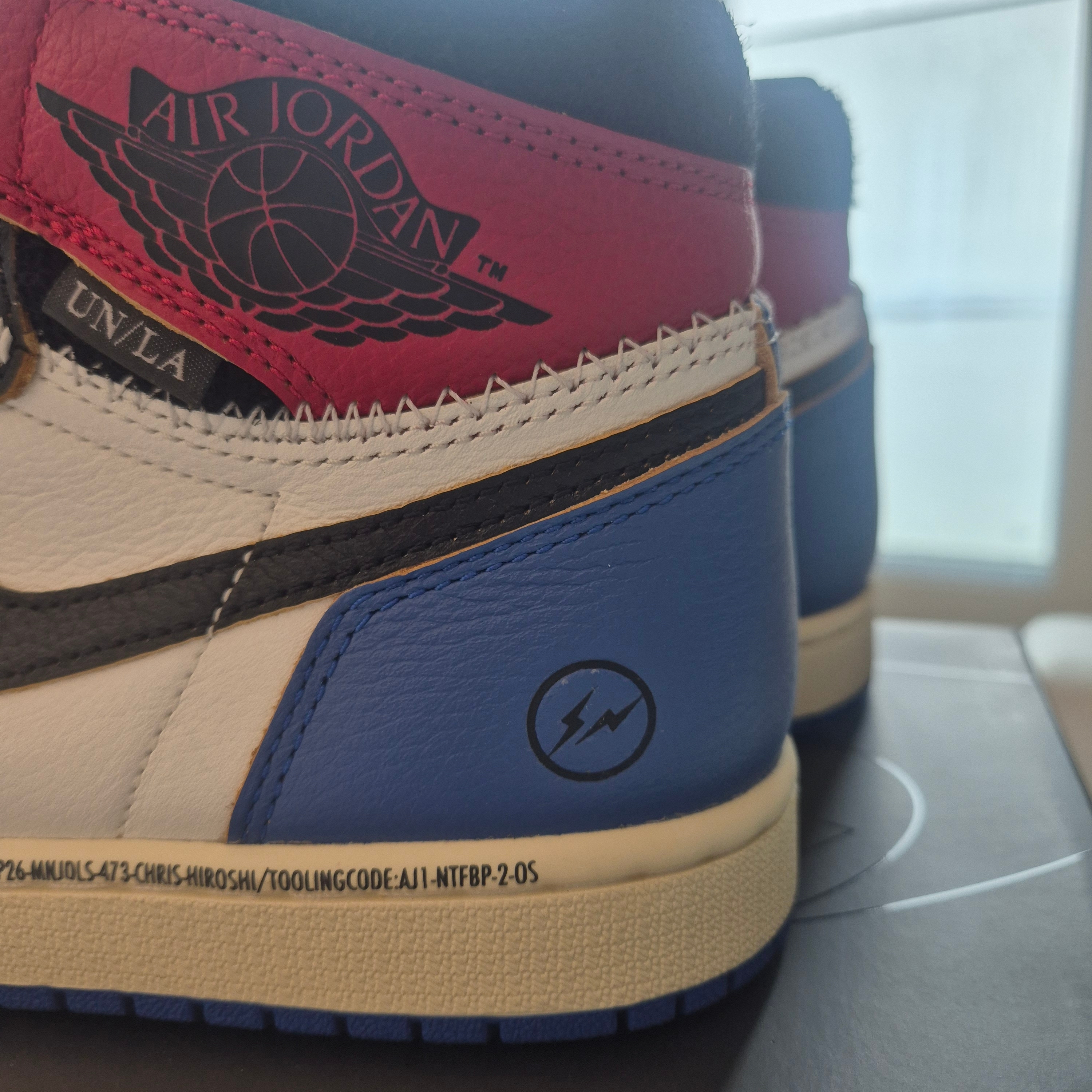 Jordan 1 x Fragment x Union LA Black and Varsity Red 착용 스타일 - 4