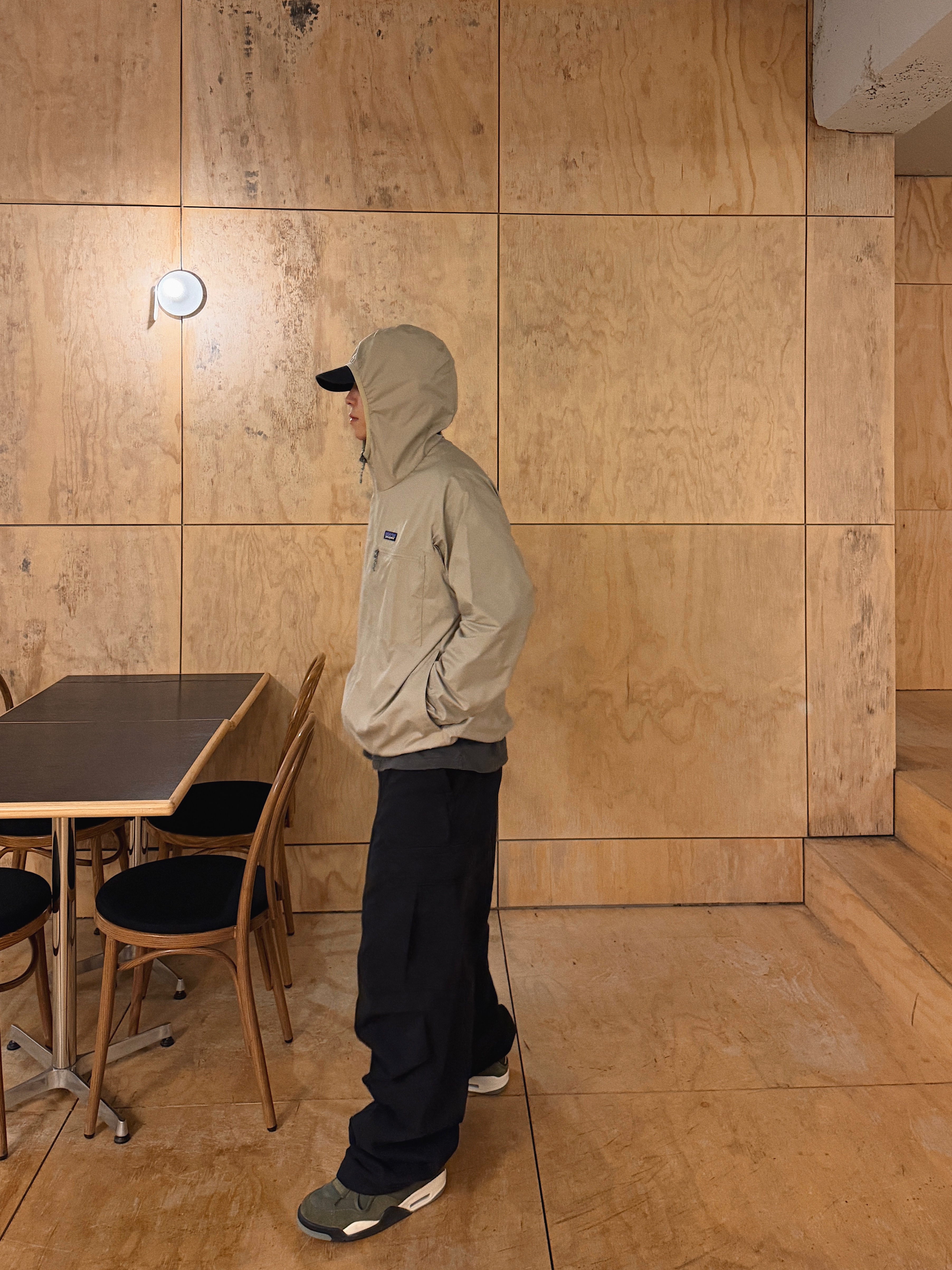 Jordan 4 x Undefeated Retro OG SP Deep Green and Clementine, Patagonia Light Variable Jacket Crisp Grey 착용 스타일 - 5