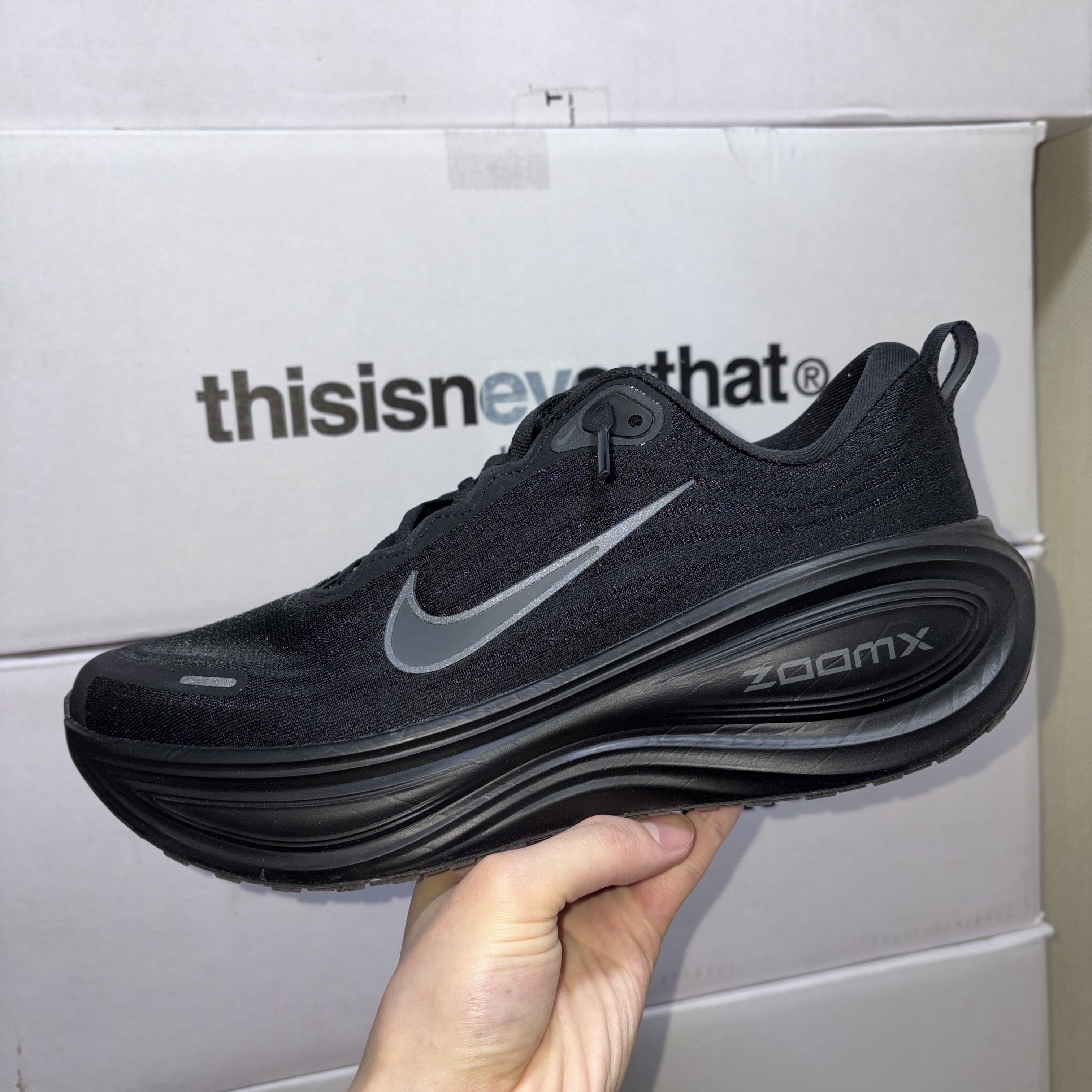 Nike Vomero Plus Black Metallic Dark Grey 착용 스타일