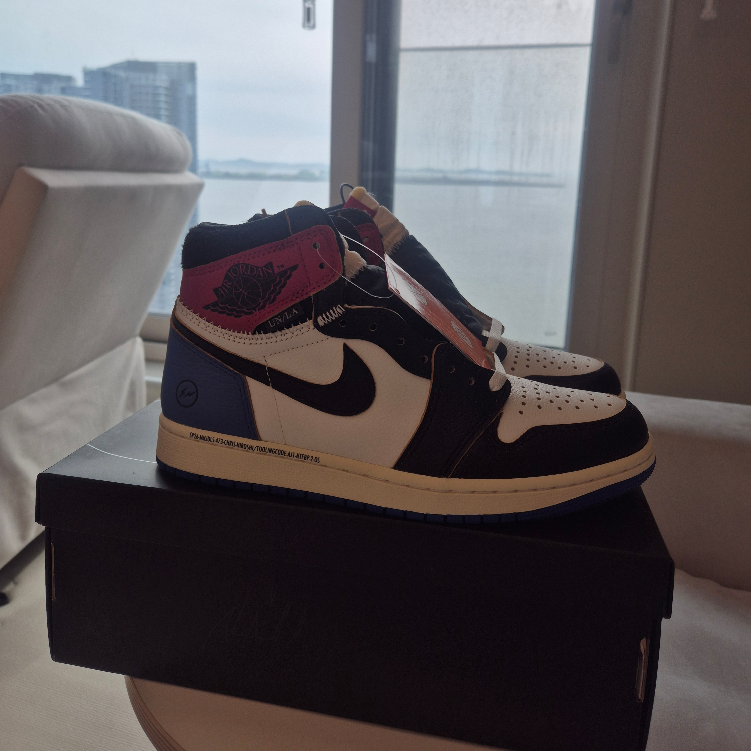 Jordan 1 x Fragment x Union LA Black and Varsity Red 착용 스타일 - 1