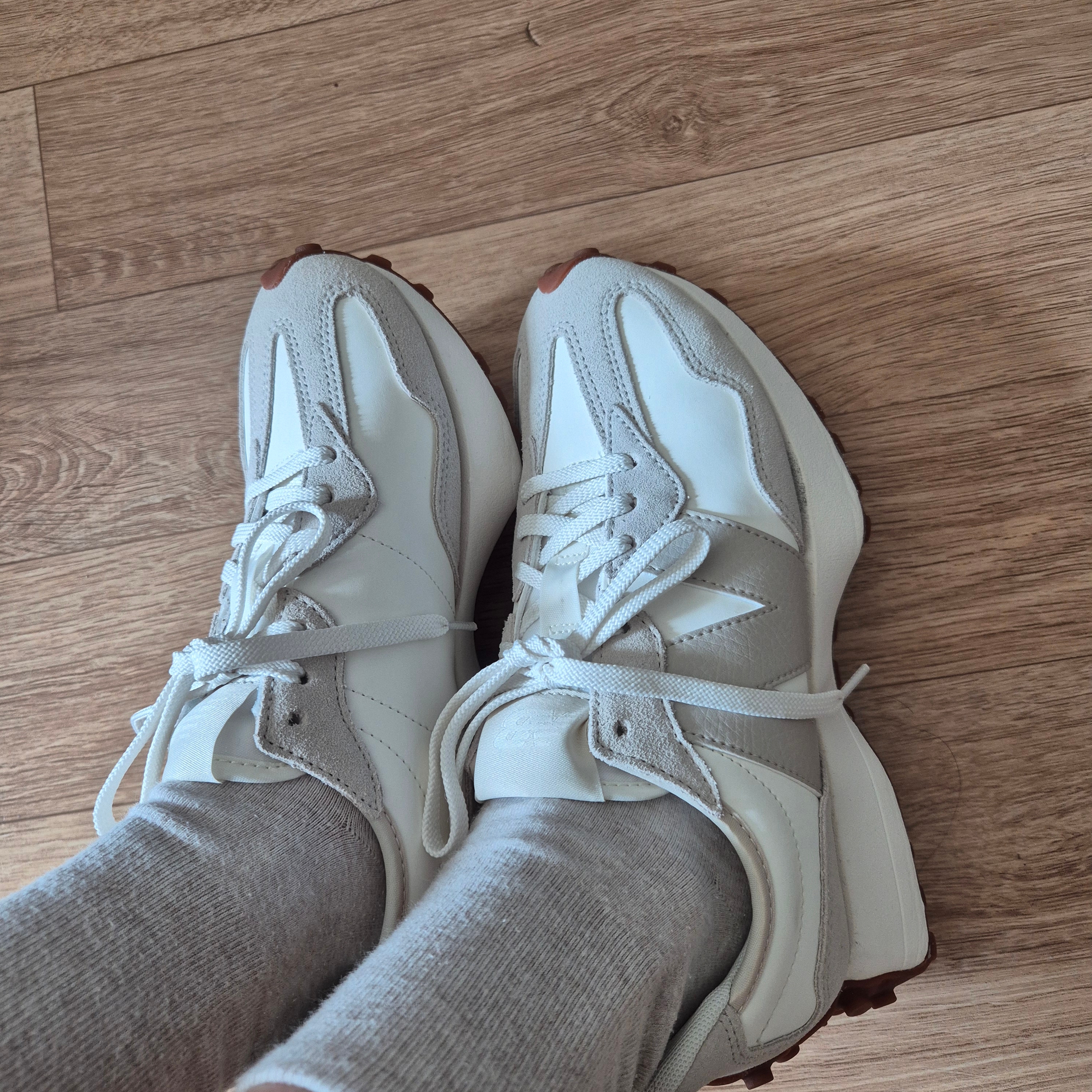 (W) New Balance 327 Moonbeam Timberwolf 착용 스타일 - 2