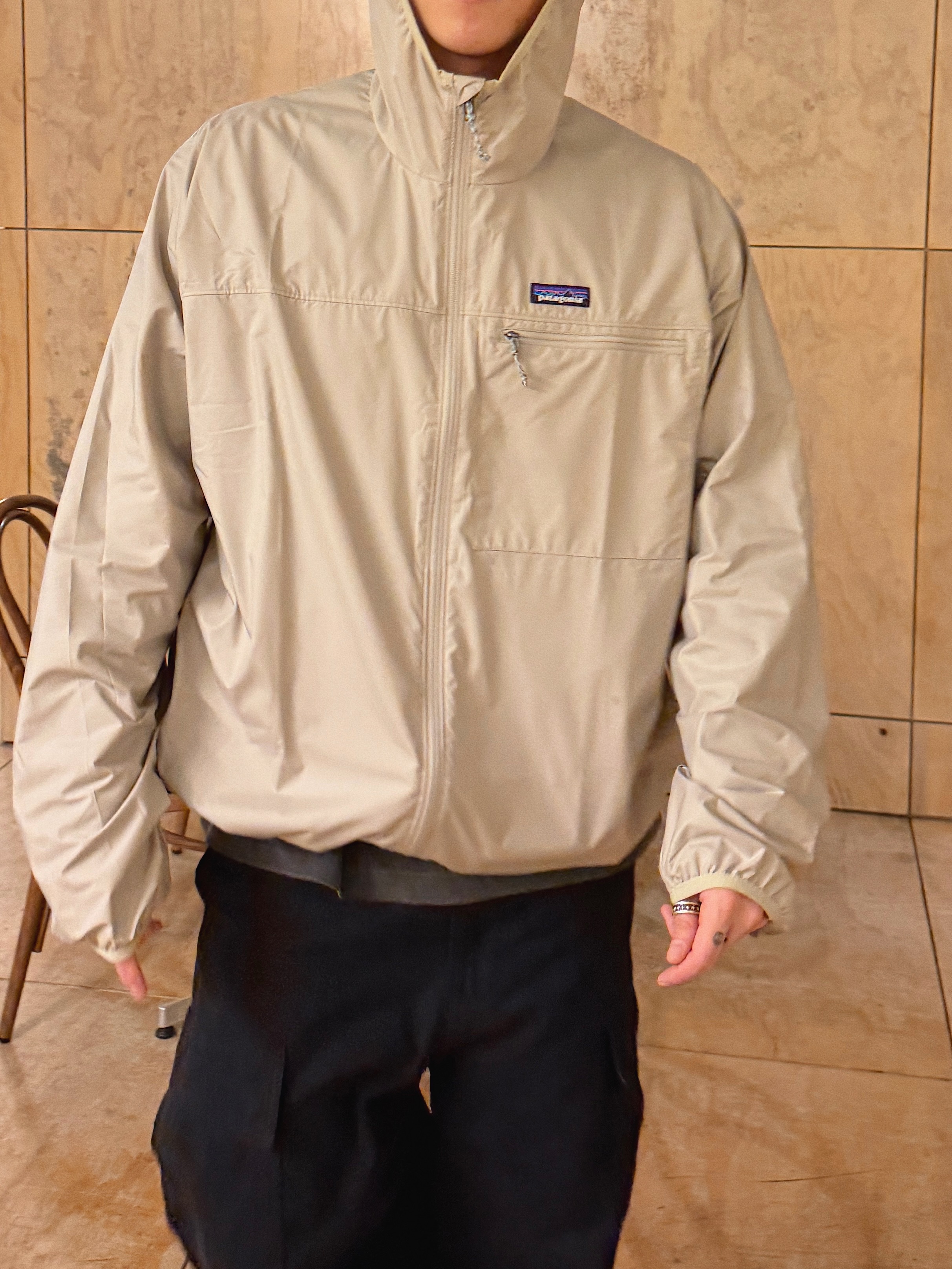 Jordan 4 x Undefeated Retro OG SP Deep Green and Clementine, Patagonia Light Variable Jacket Crisp Grey 착용 스타일 - 6