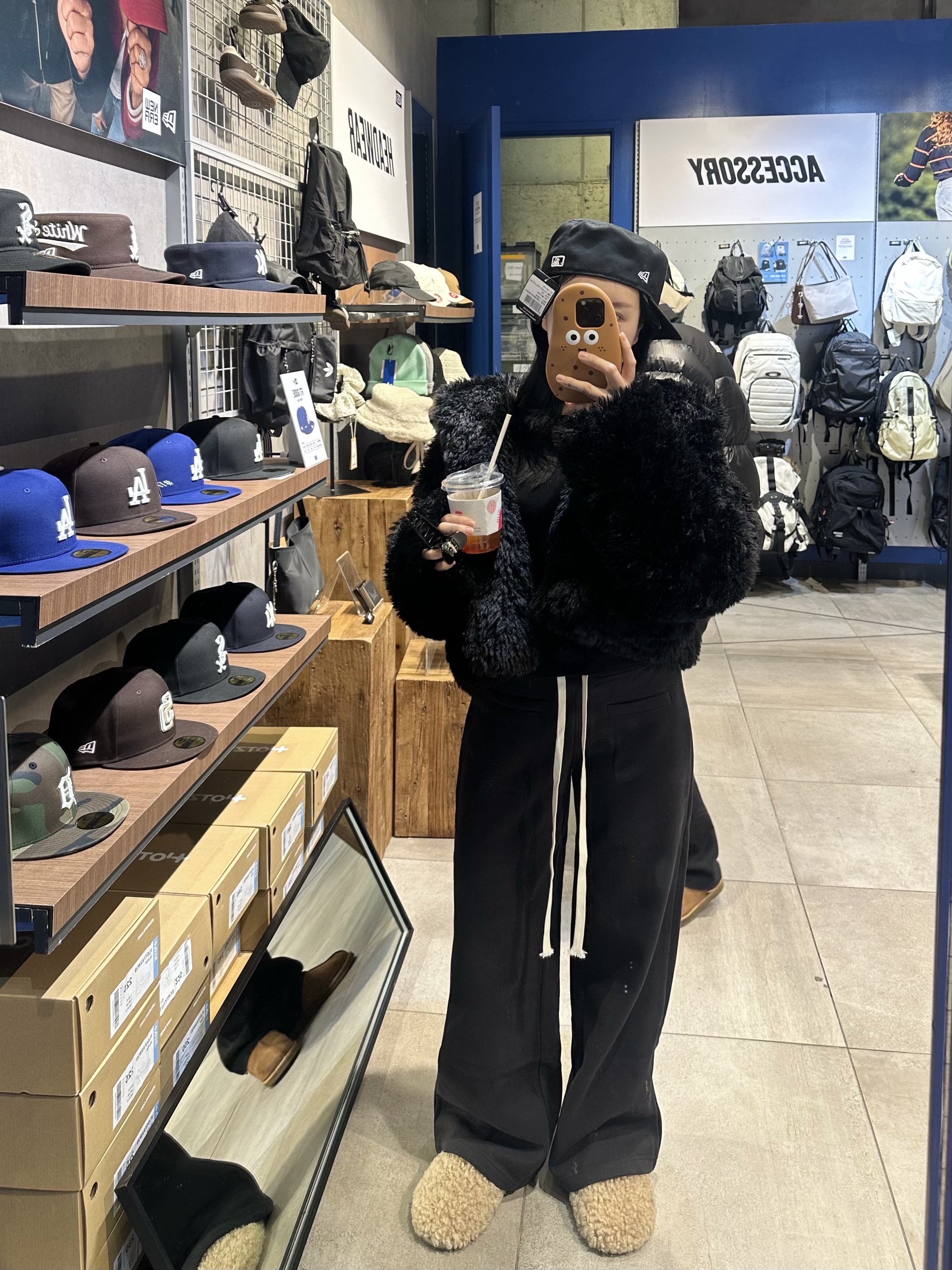 (W) UGG Maxi Curly Slide Sand, New Era MLB New York Yankees Pillbox Series Ball Cap Navy 착용 스타일