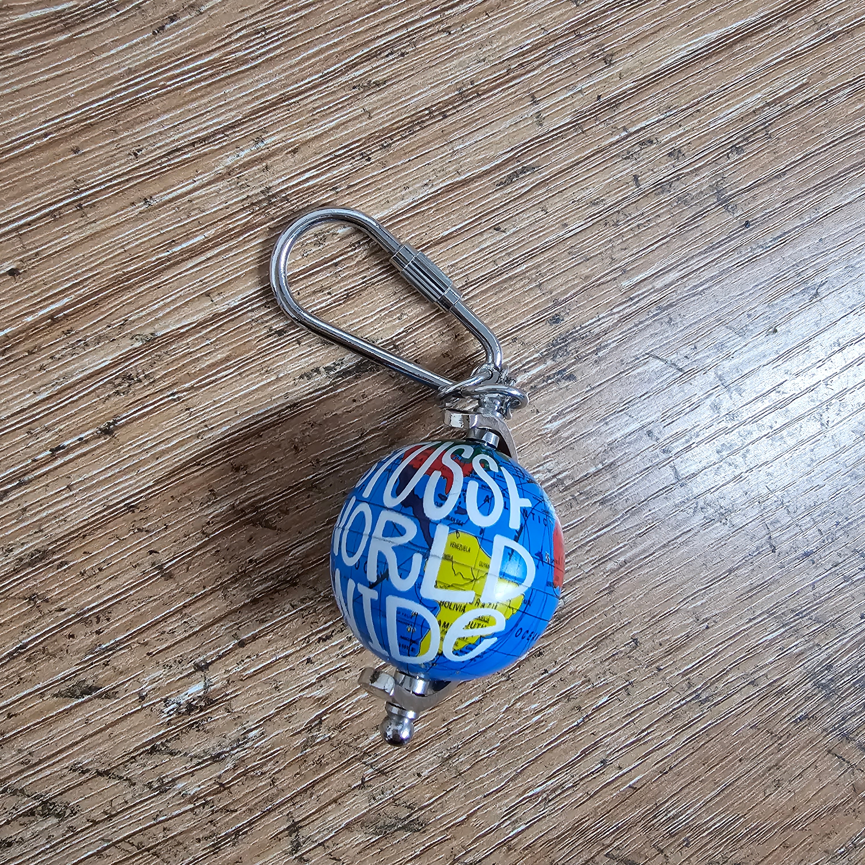 Stussy Globe Keychain Multi 착용 스타일