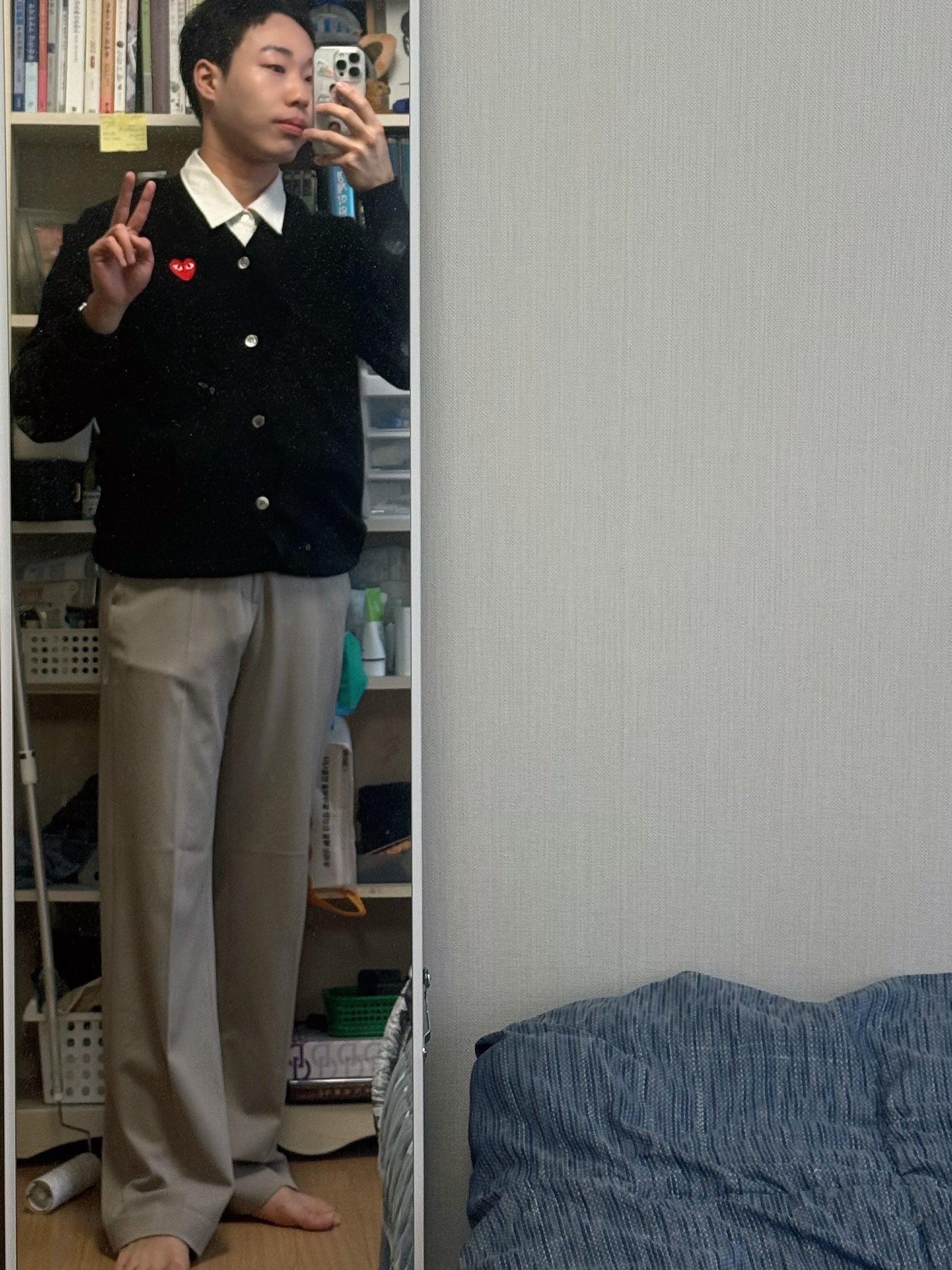 Play Comme des Garcons Knit Red Heart Cardigan Black 착용 스타일