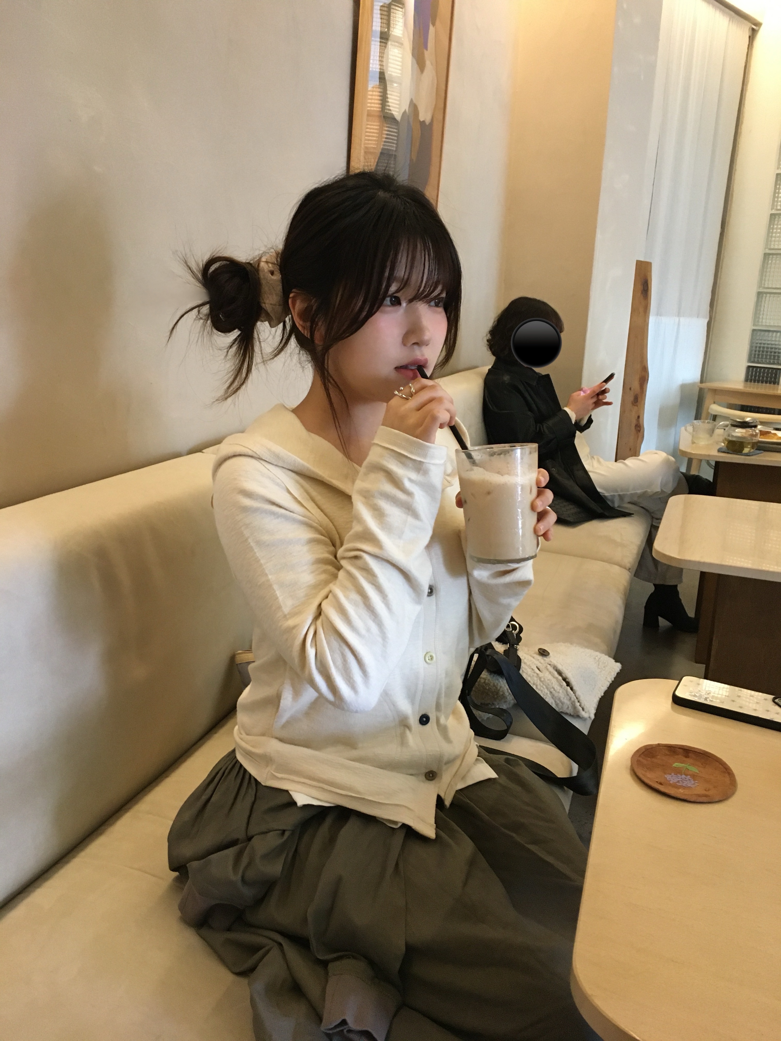 COYSEIO Twofold Button-Up Hoodie Ivory, COYSEIO Strap Shirring Skirt Ash Brown 착용 스타일 - 1
