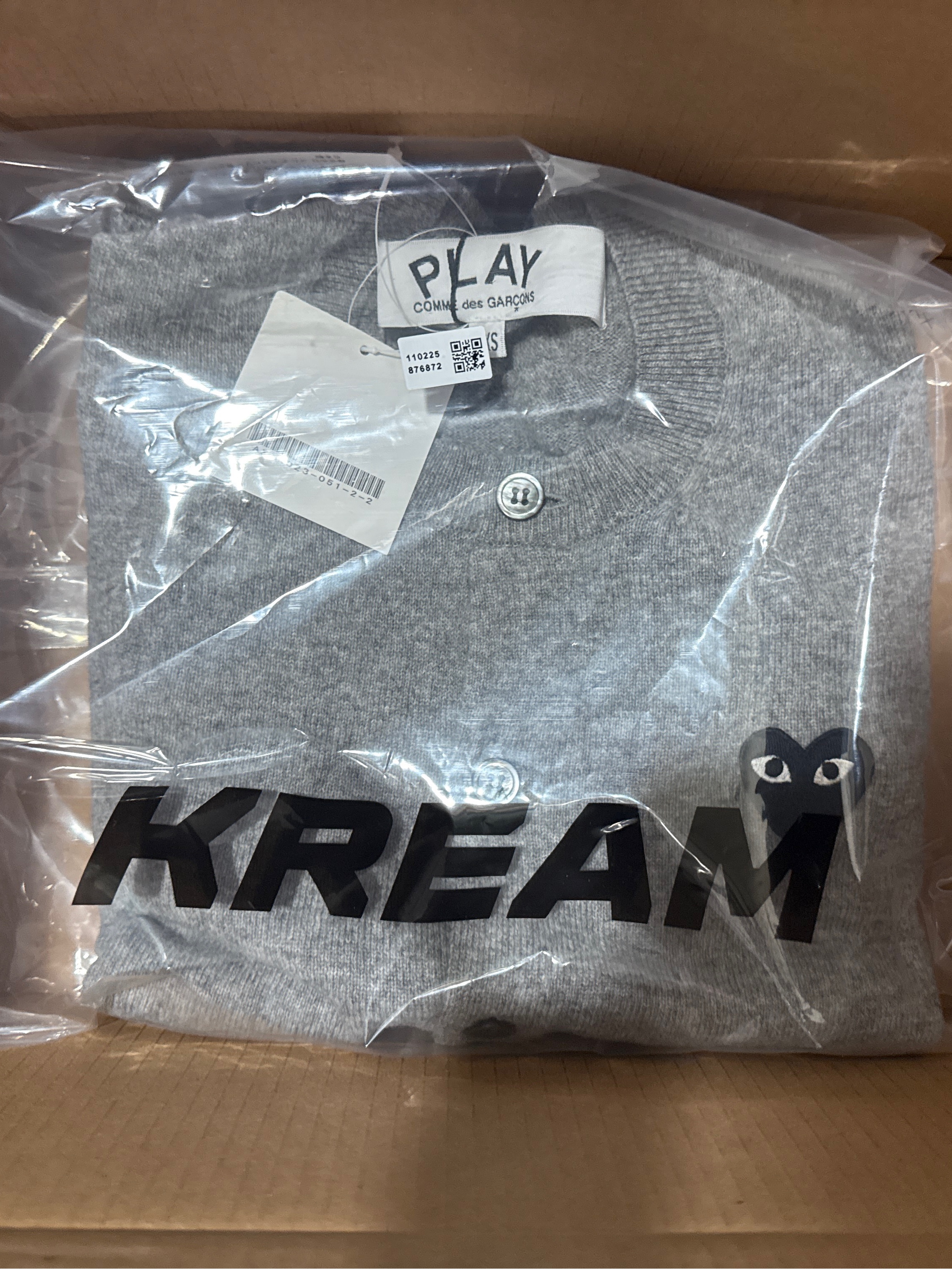 Play Comme des Garcons Black Heart Knit Cardigan Grey 착용 스타일 - 1