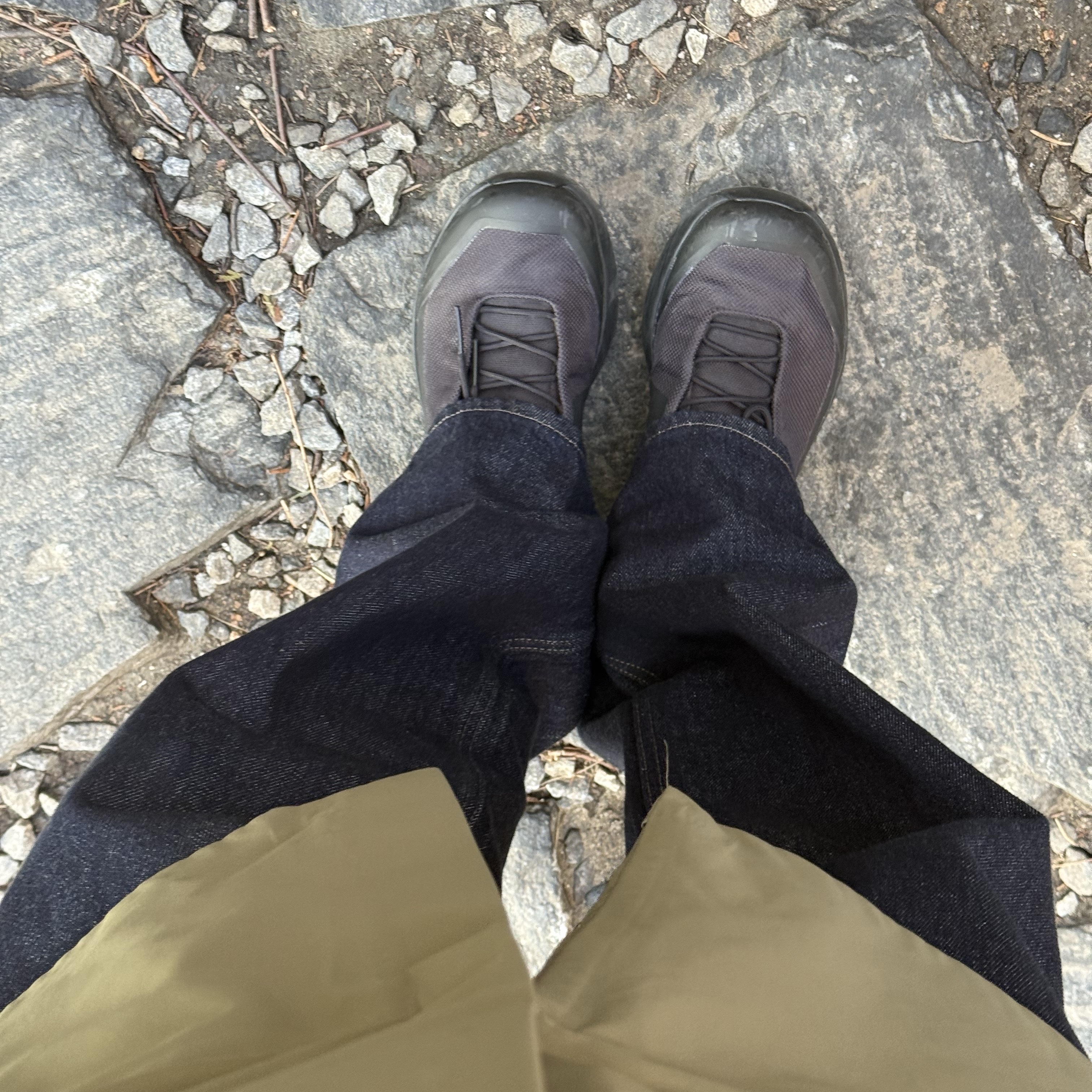 Arc'teryx Kopec Mid GTX Boots Black, Uniqlo x JW Anderson Straight Jean Blue - KR 착용 스타일 - 1