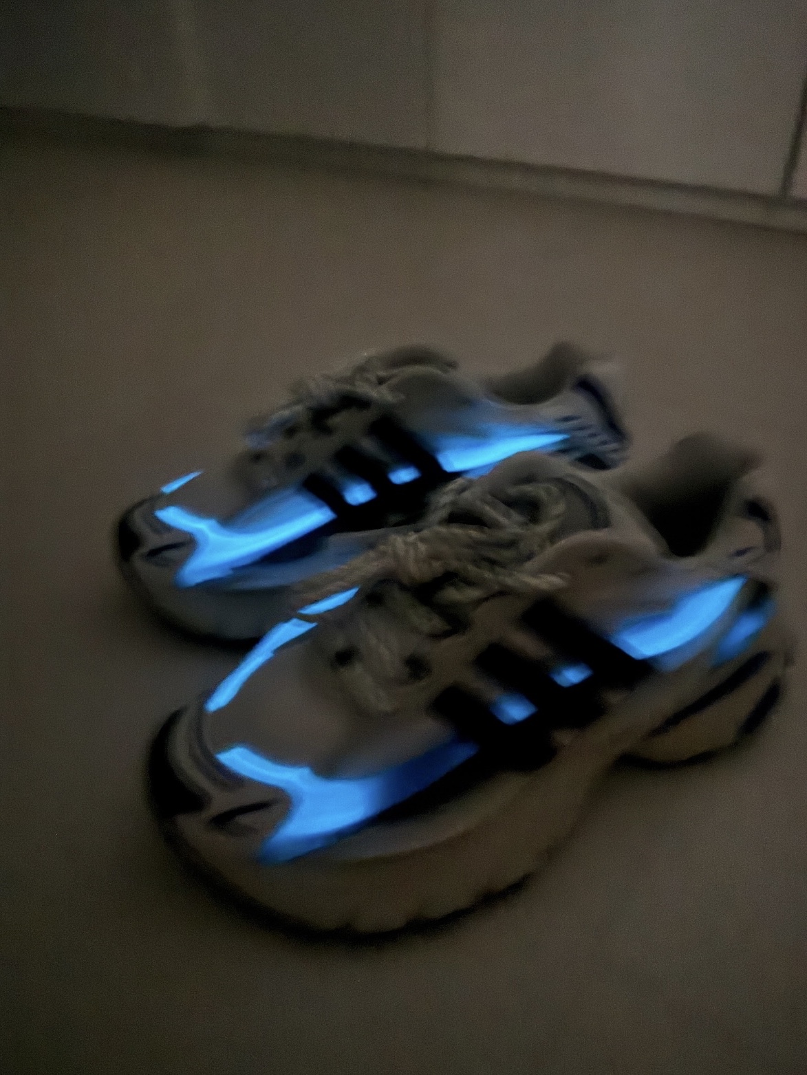 Adidas x Pharrell Williams Virginia Adistar Jellyfish Royal Blue Core Black 착용 스타일 - 2