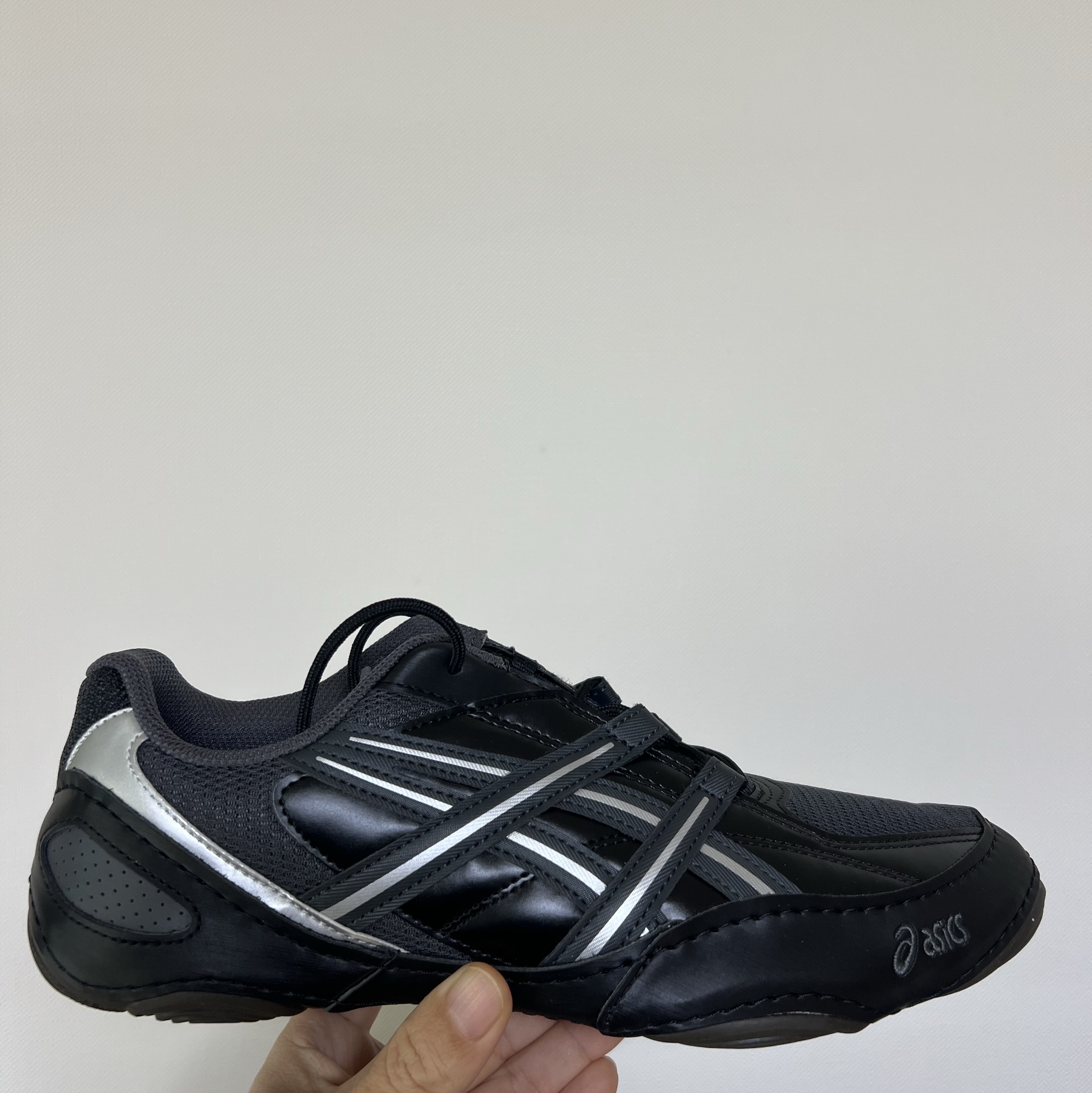 Asics Hypersync Graphite Grey Black 착용 스타일 - 1