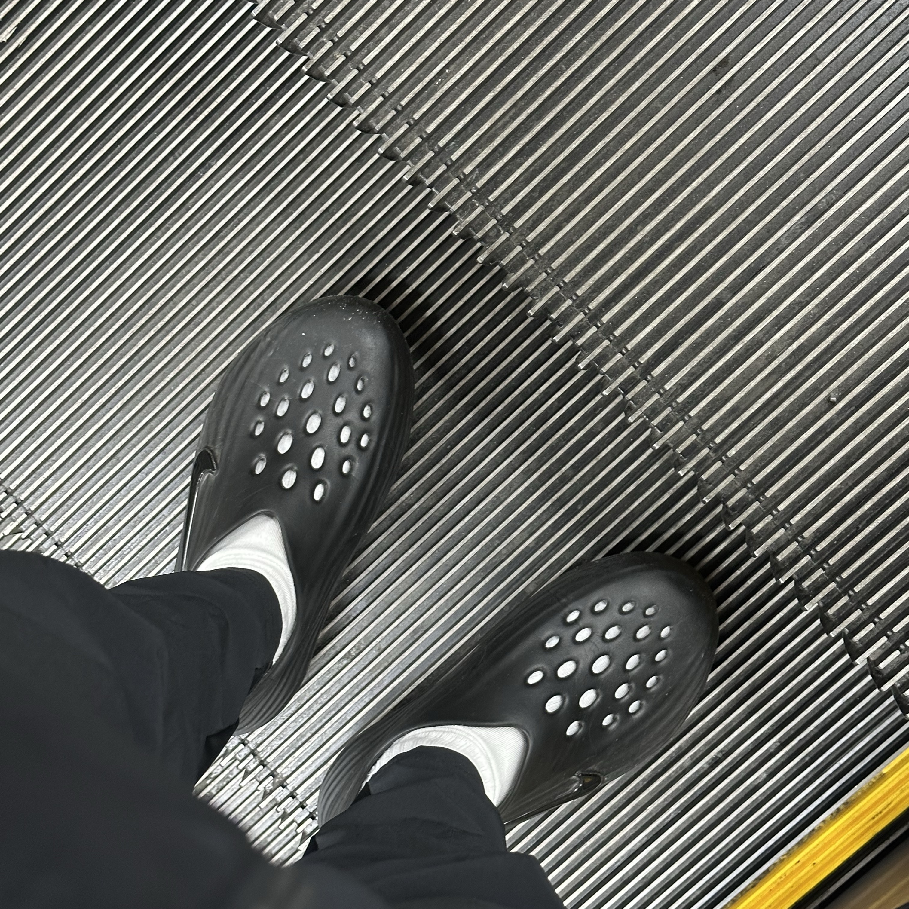 Nike ReactX Rejuven8 Triple Black 착용 스타일