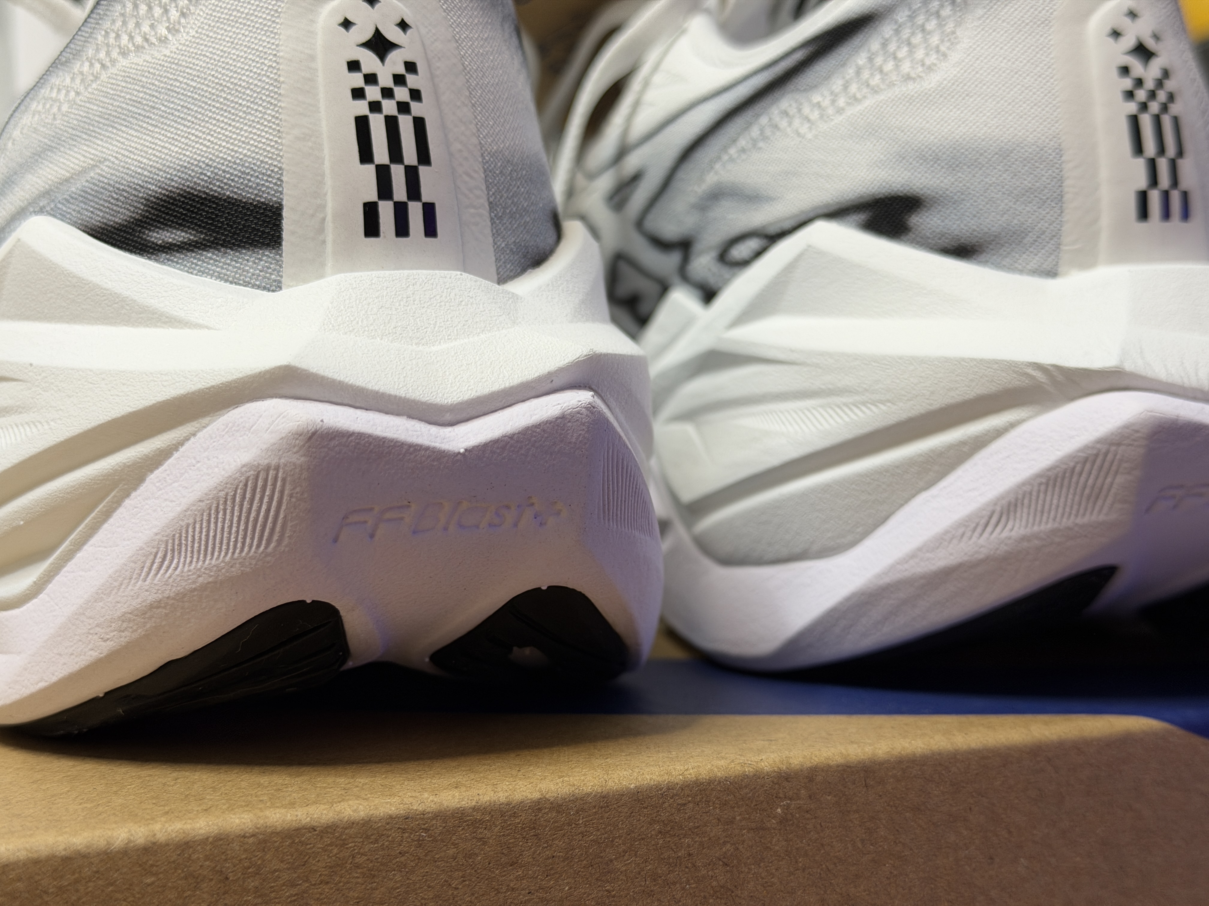 Asics Superblast 3 White Black 착용 스타일 - 2