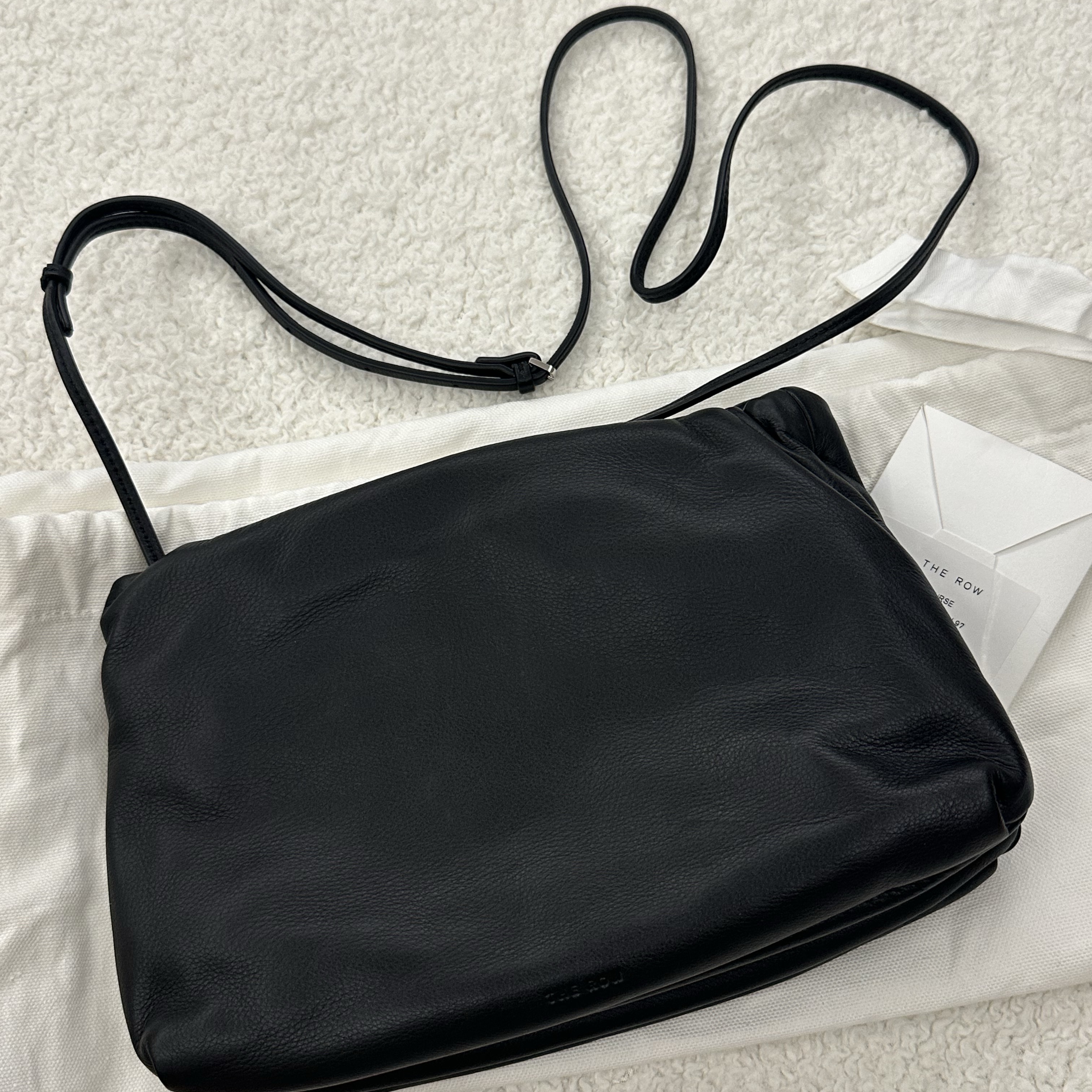 The Row Bourse Clutch Bag in Leather Black 착용 스타일