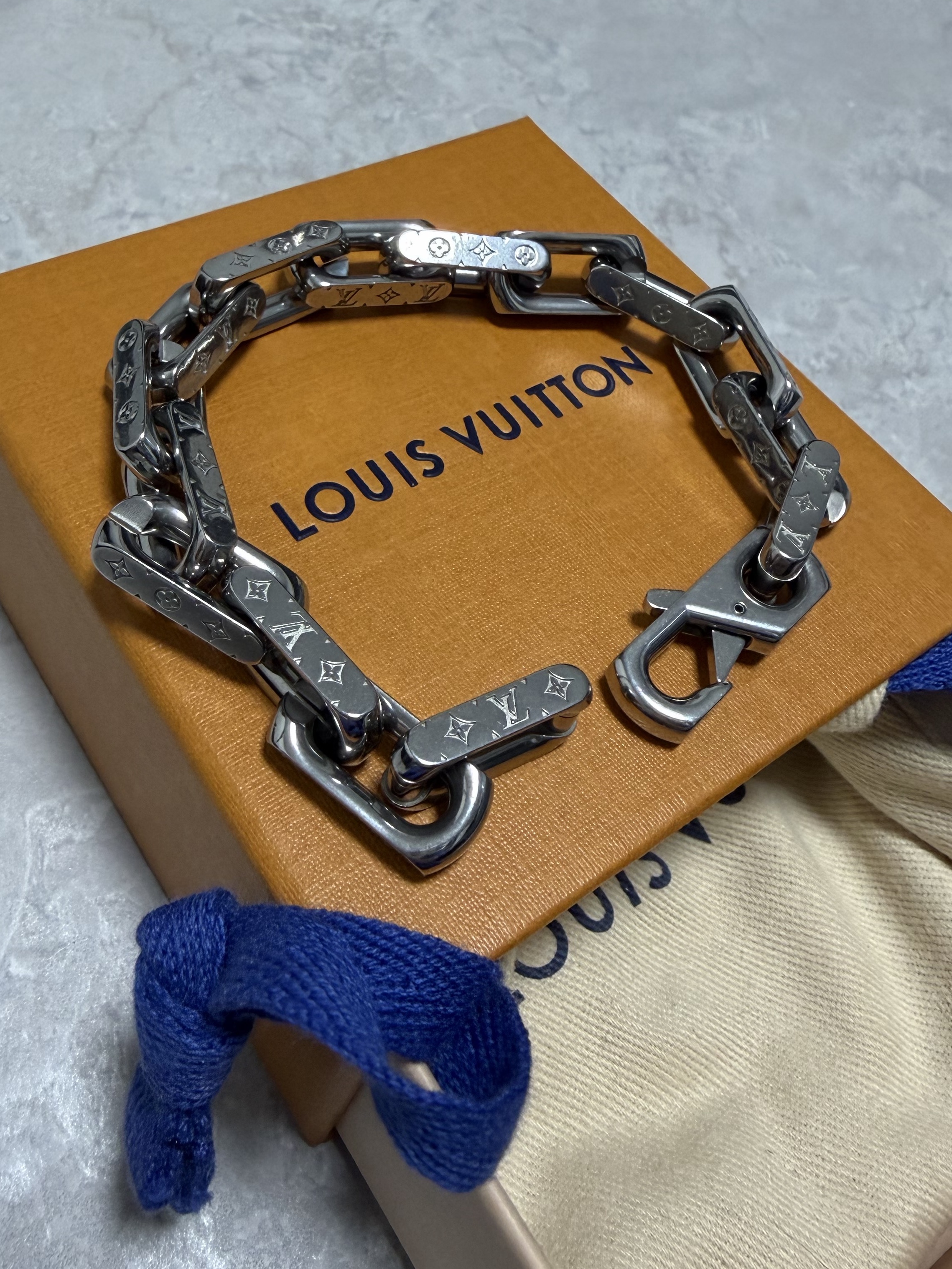 Louis Vuitton Monogram Chain Bracelet Silver 착용 스타일