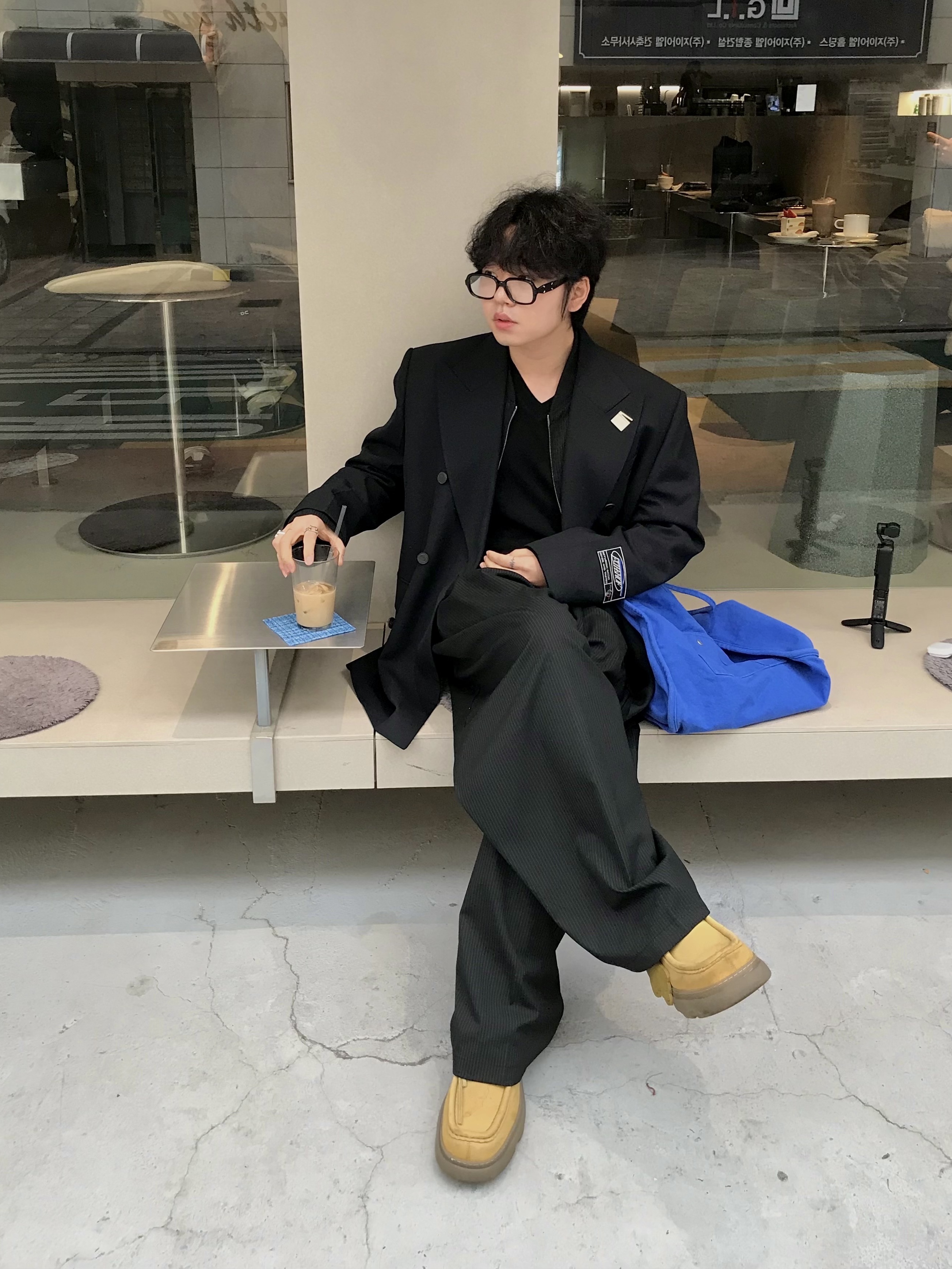 Burberry Nubuck Creeper Shoes, Haleine Cropped V-Neck Relaxed Knit Black (XT110) 착용 스타일 - 1