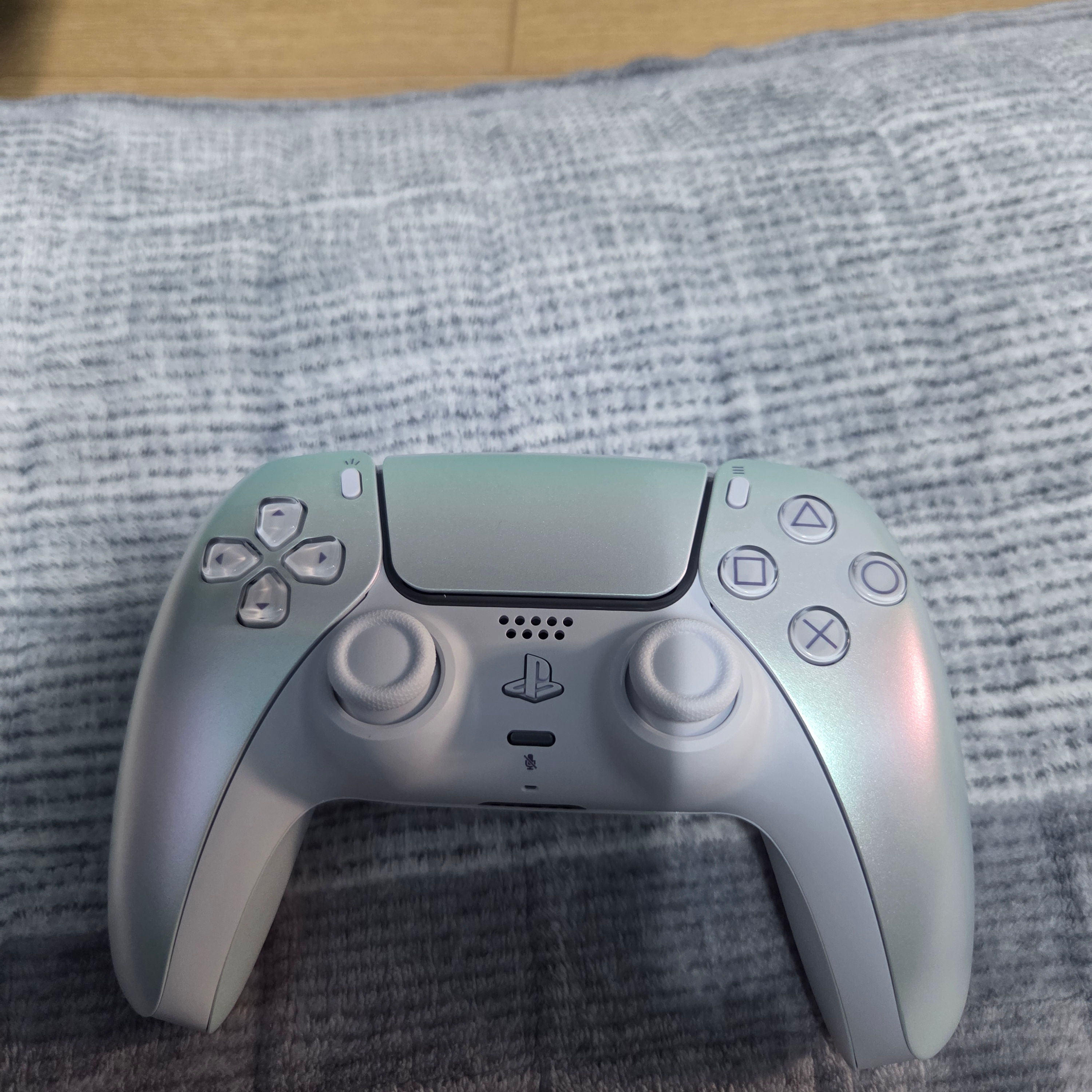 PlayStation 5 DualSense Wireless Controller Chroma Pearl 착용 스타일 - 1