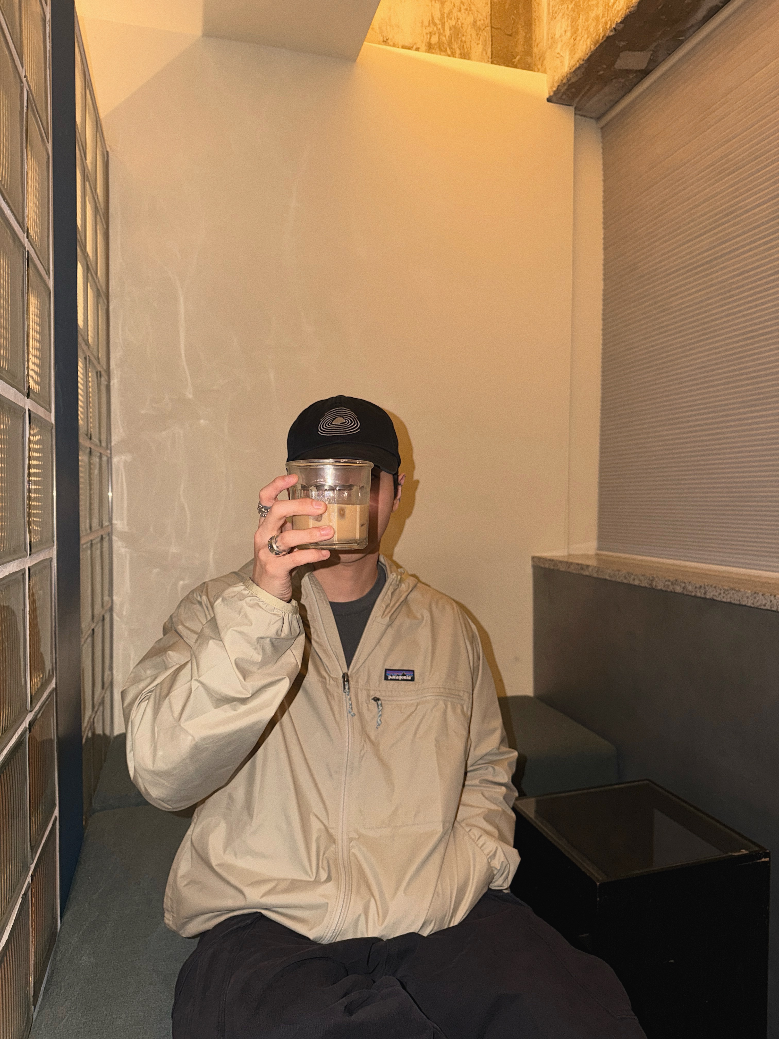 Jordan 4 x Undefeated Retro OG SP Deep Green and Clementine, Patagonia Light Variable Jacket Crisp Grey 착용 스타일 - 3