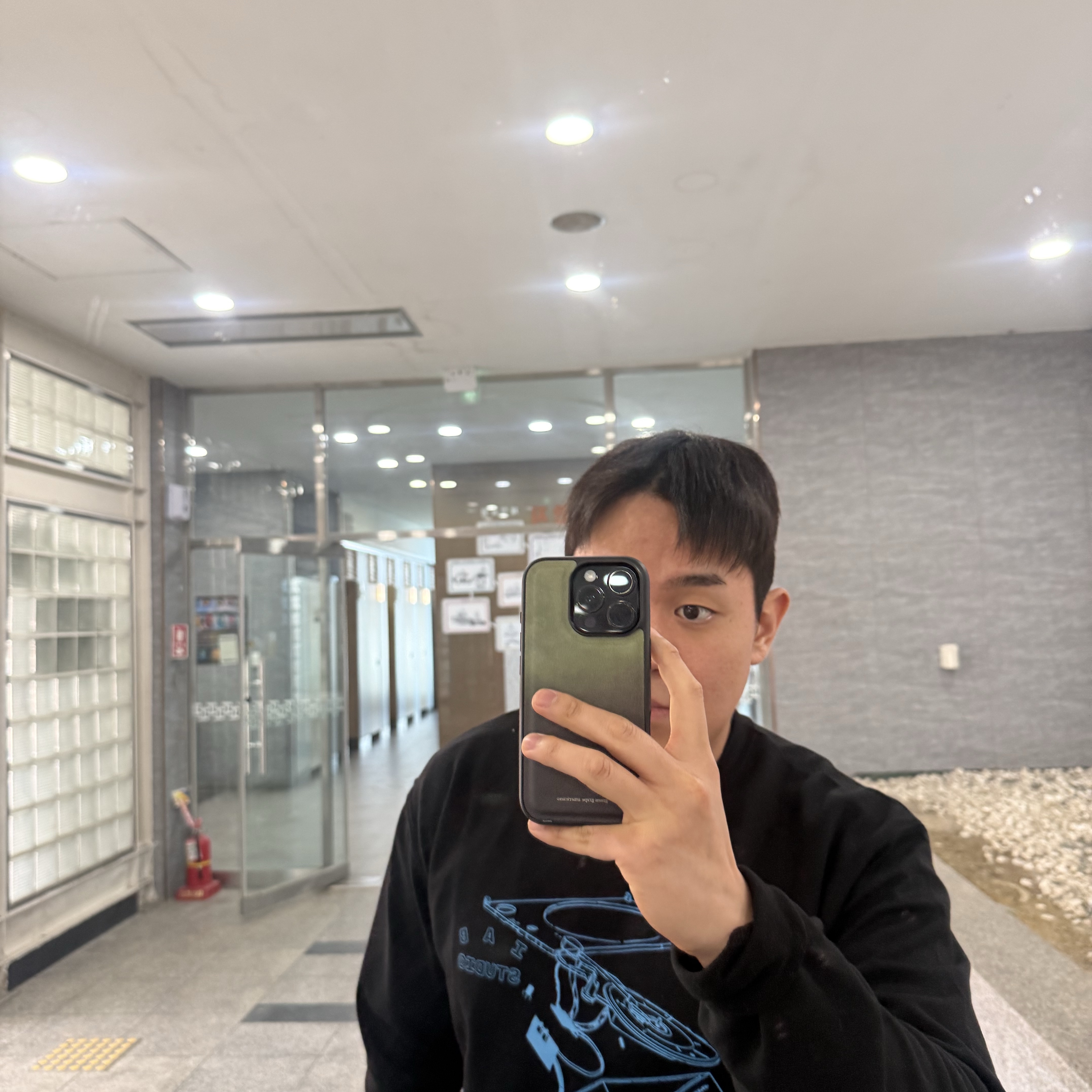 IAB Studio x Lost in Starlight Jay Longsleeve Black Cyan 착용 스타일