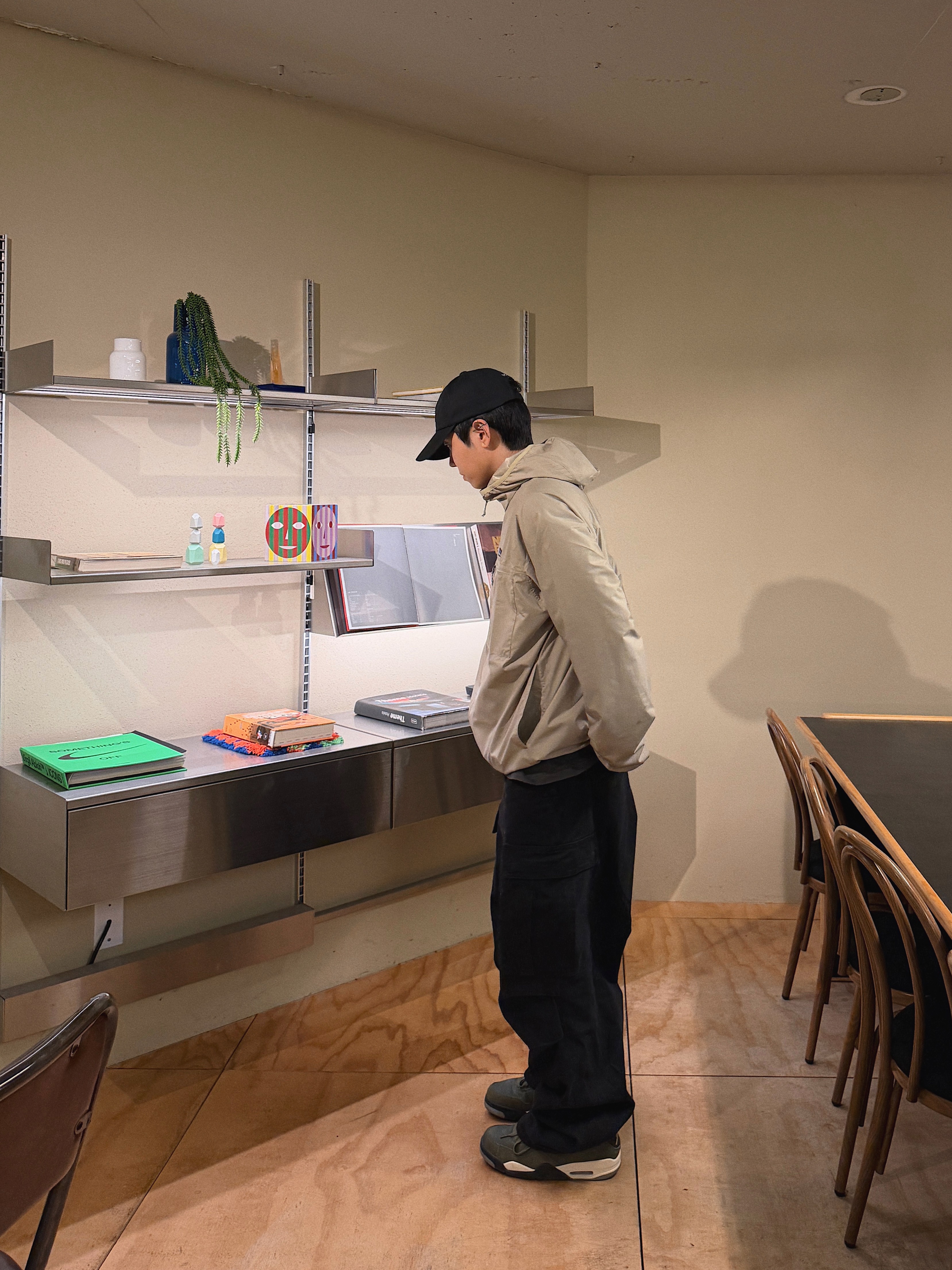 Jordan 4 x Undefeated Retro OG SP Deep Green and Clementine, Patagonia Light Variable Jacket Crisp Grey 착용 스타일 - 8