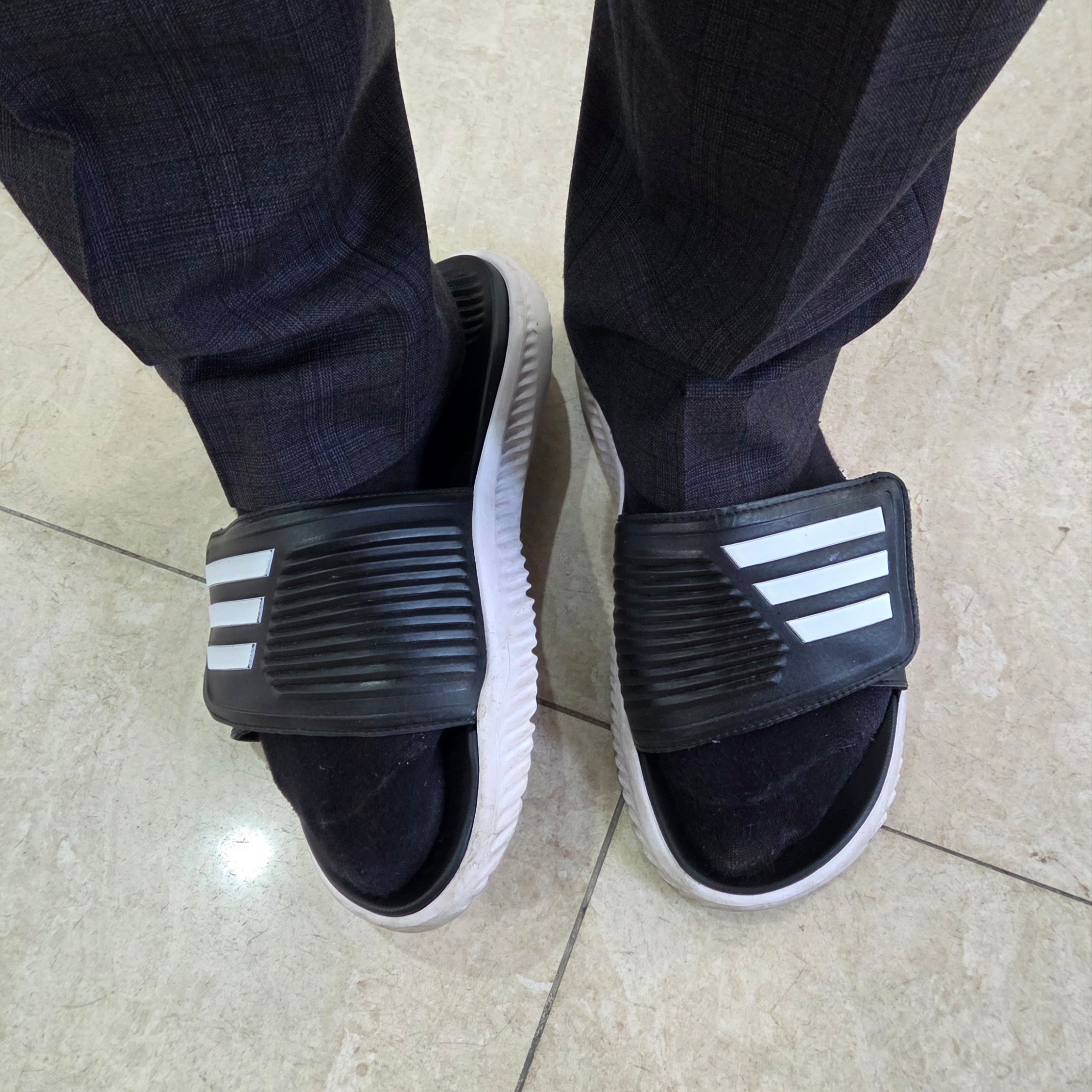 Adidas Alphabounce Slide Core Black Cloud White 착용 스타일
