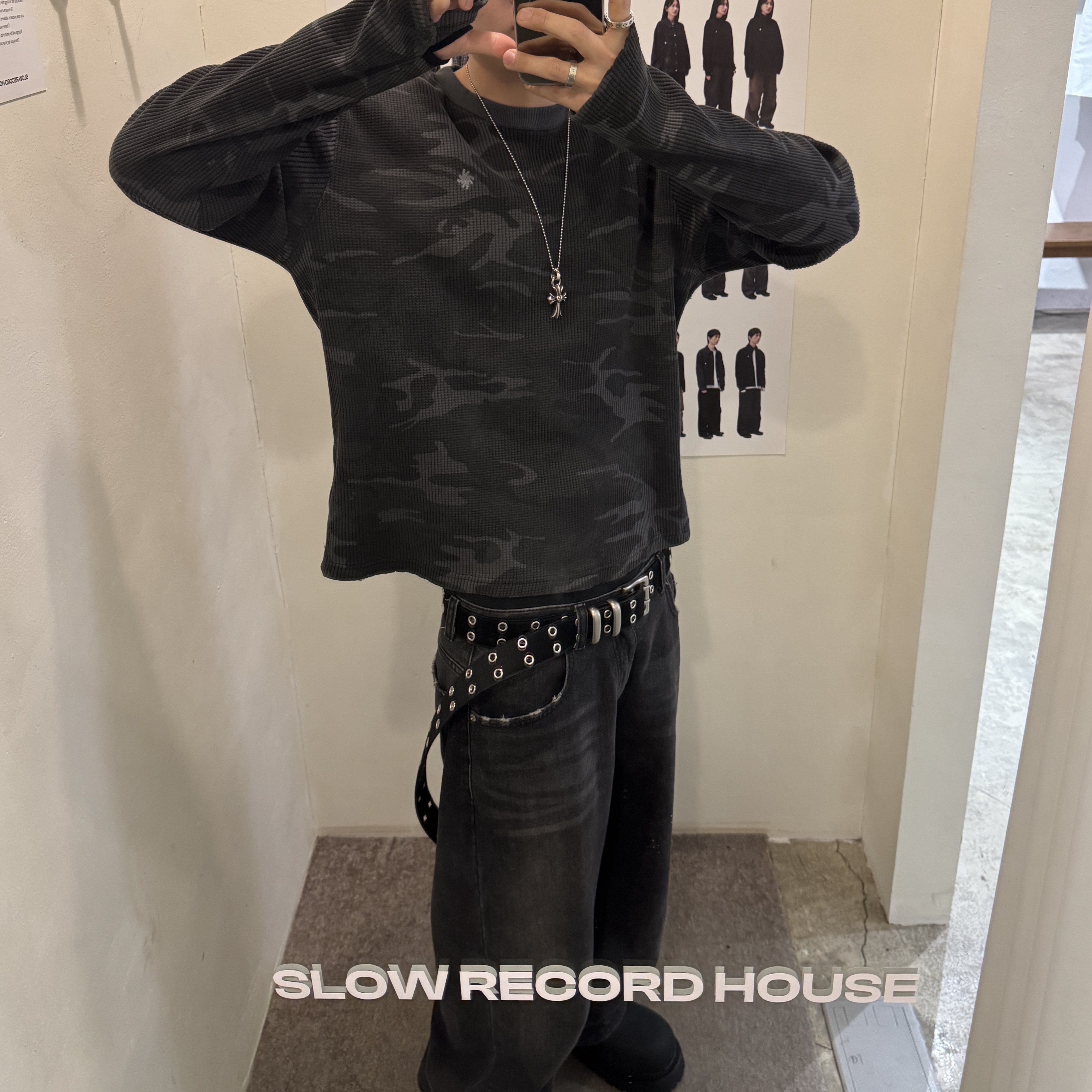 SLOW RECORD HOUSE Fingerhole Crop Long Sleeve Camo Charcoal, SLOW RECORD HOUSE Washed Wide Denim Pants Black 착용 스타일 - 2